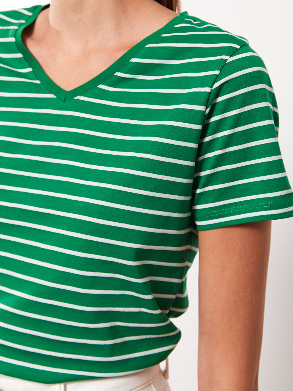 Yeşil V Yaka Çizgili Kısa Kollu Kadın Tişört-3