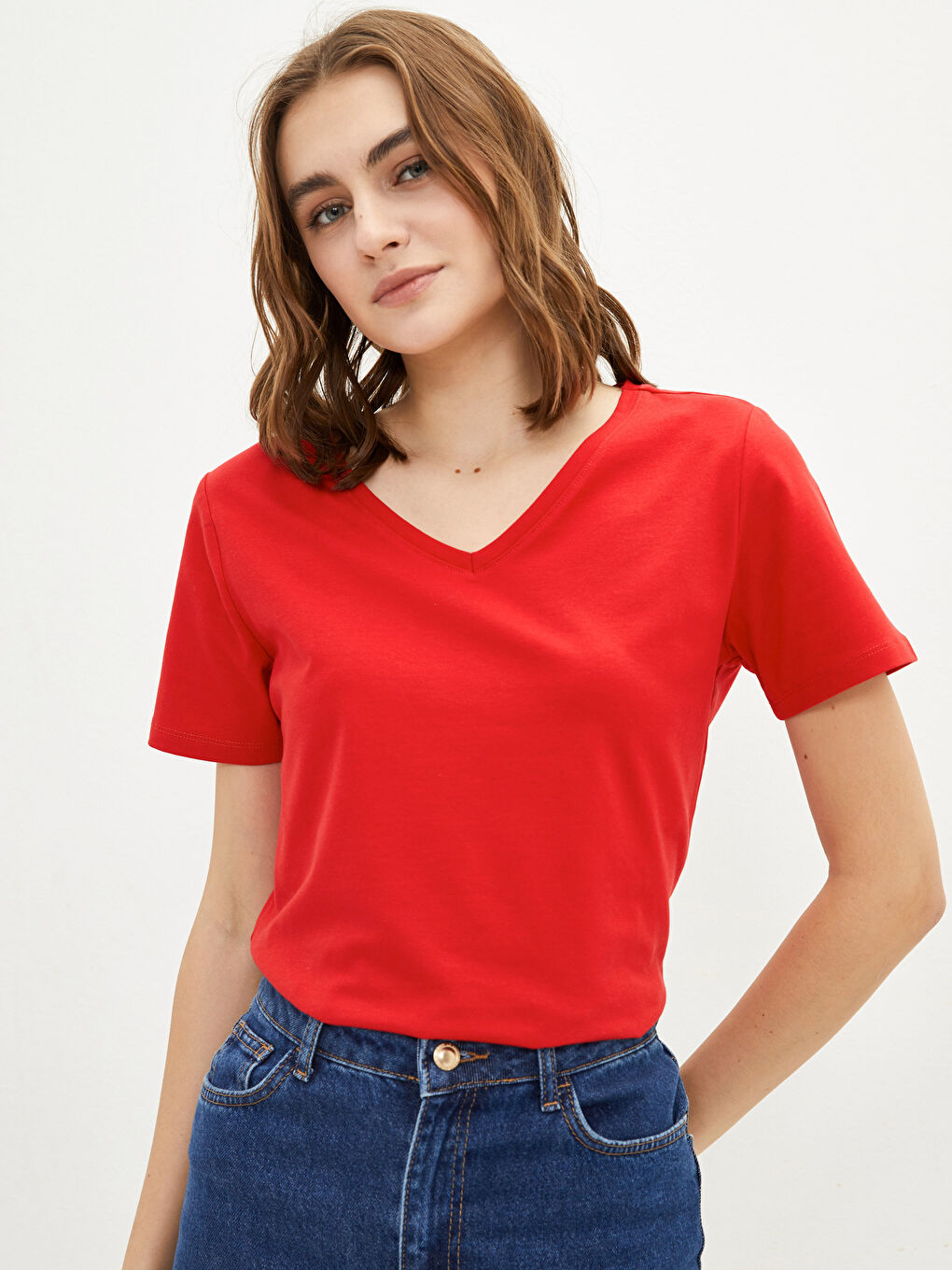 تيشيرت نسائي بياقة على شكل حرف V سادة بأكمام قصيرة