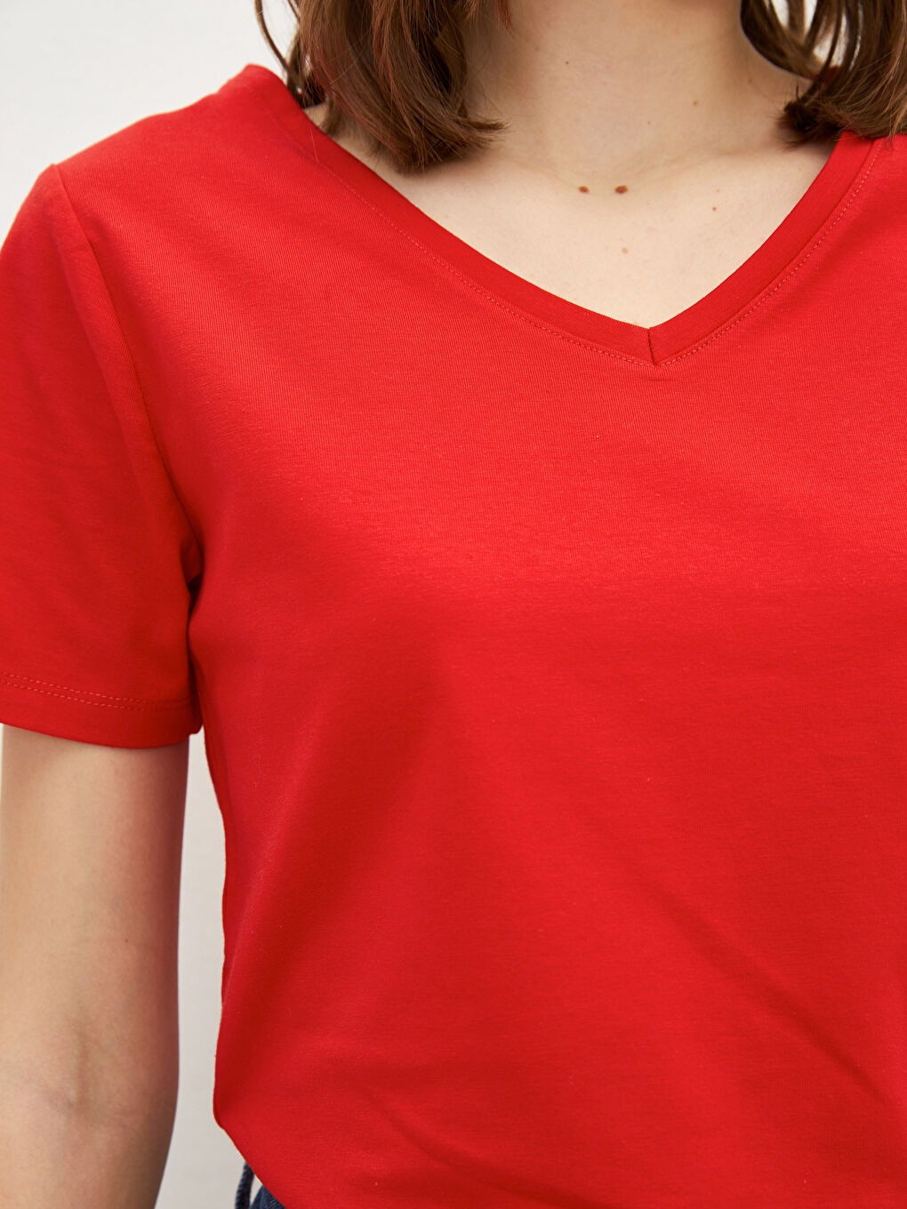 تيشيرت نسائي بياقة على شكل حرف V سادة بأكمام قصيرة-2