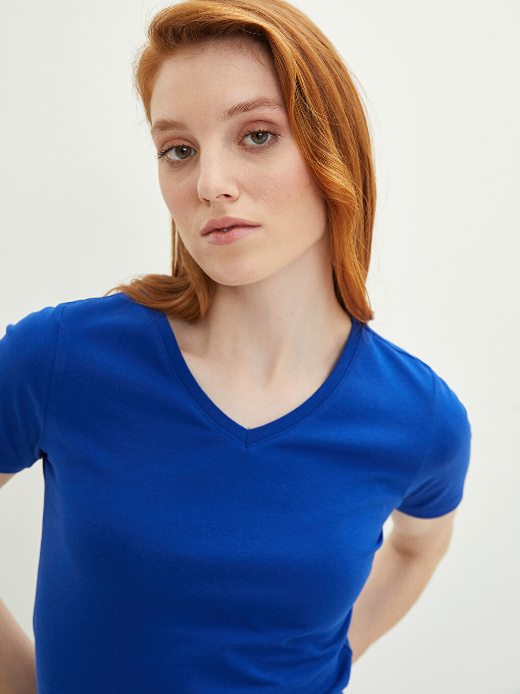 Mavi V Yaka Düz Kısa Kollu Kadın Tişört