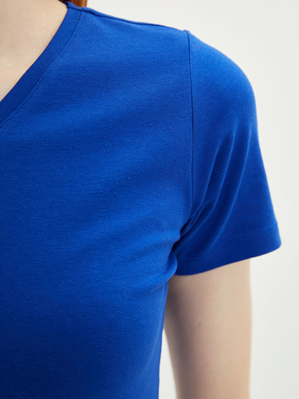 Mavi V Yaka Düz Kısa Kollu Kadın Tişört-3