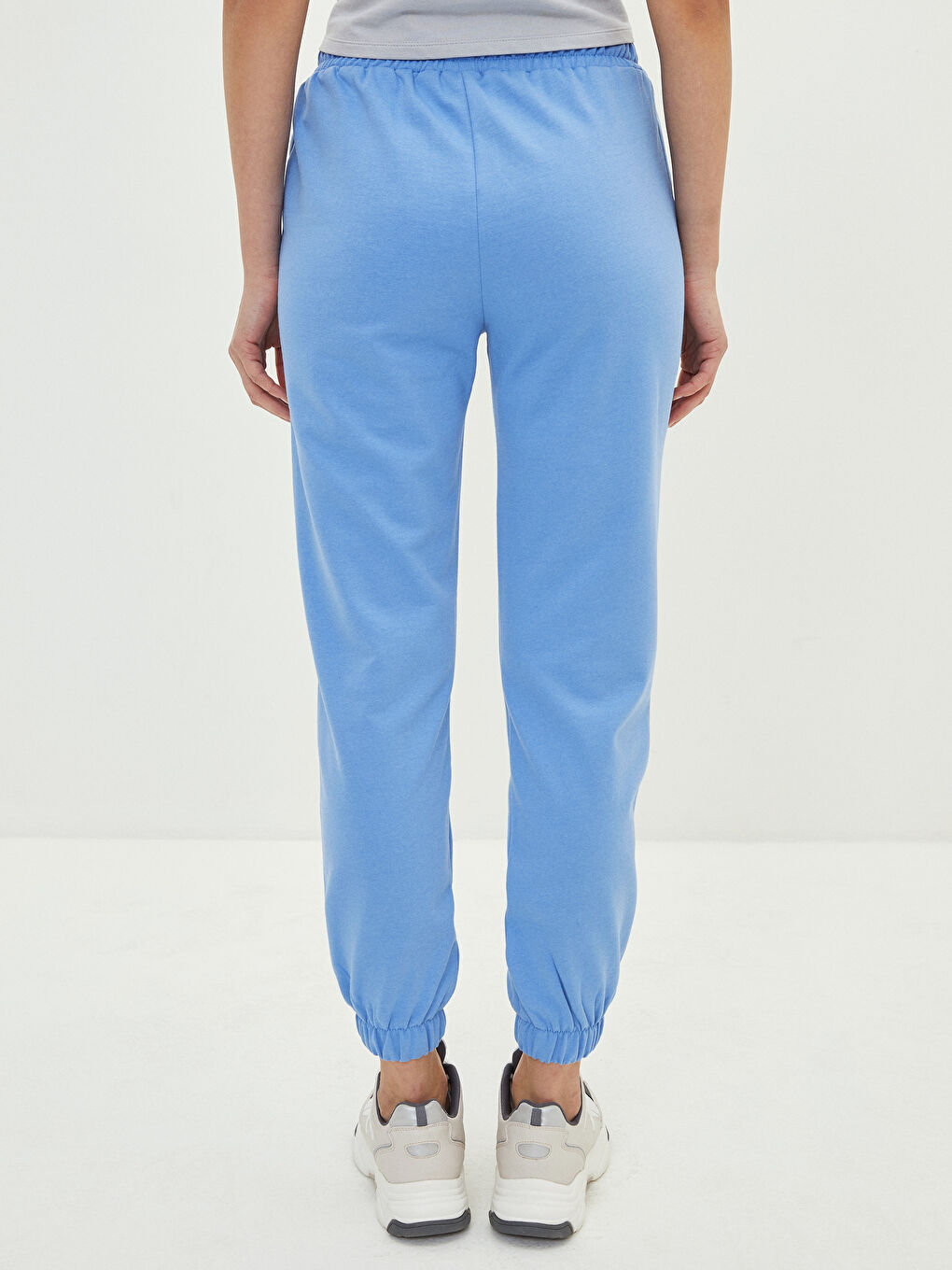 Спортивные джоггеры с эластичным поясом и обычными карманами для женщин-3