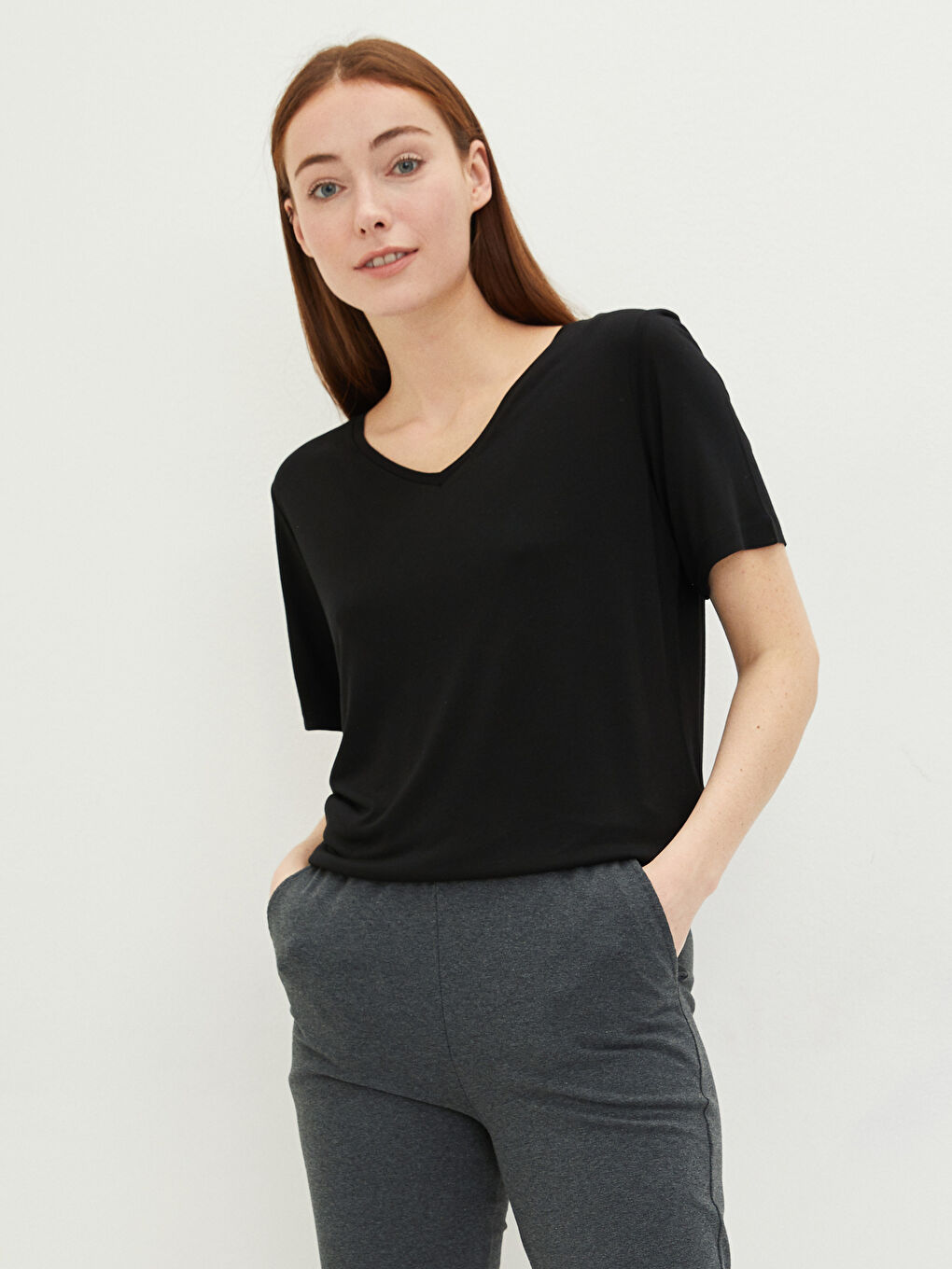 Siyah V Yaka Düz Kısa Kollu Kadın Tişört