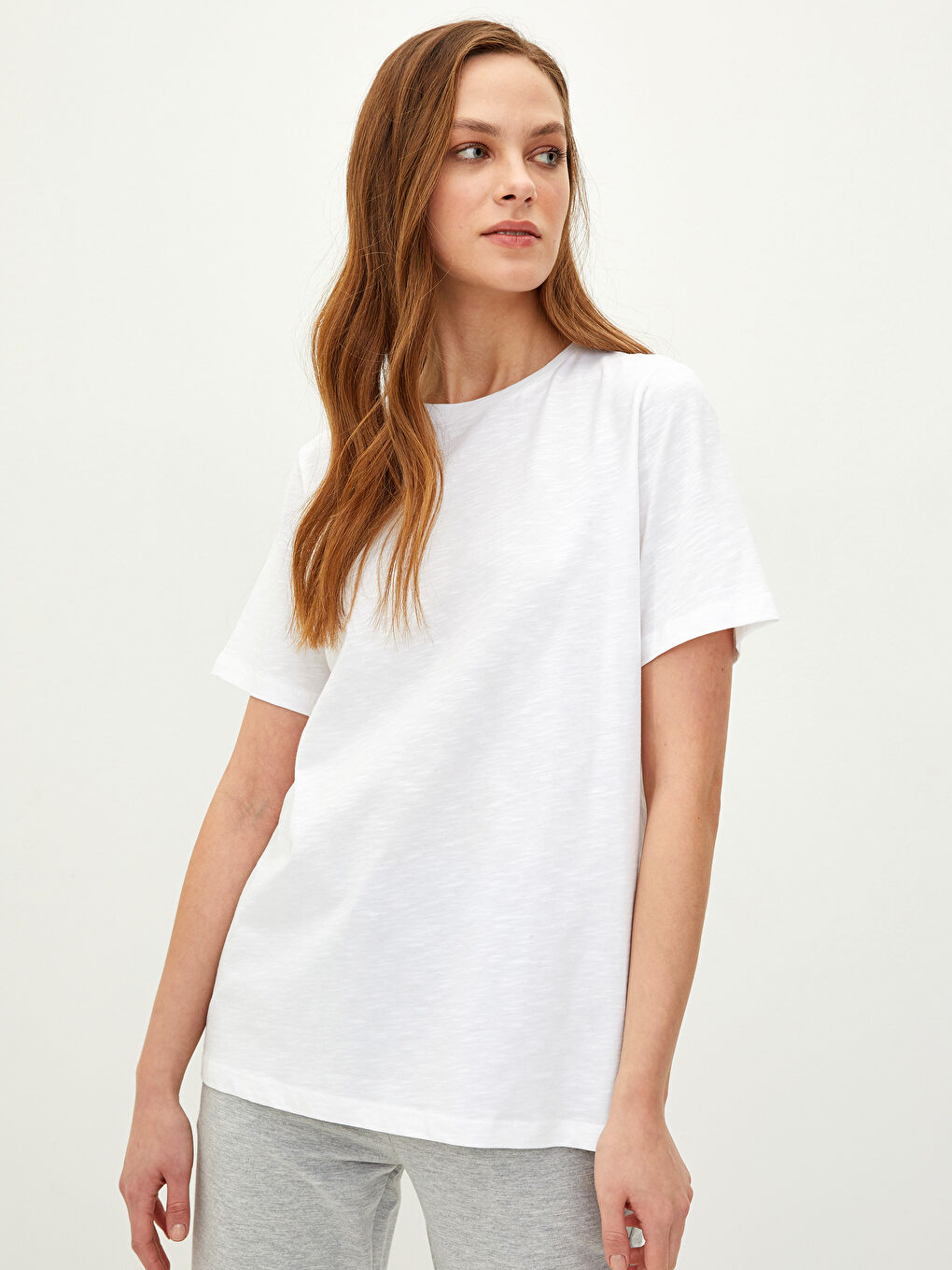 تي شيرت قطن ياقة دائرية مستقيم كم قصير للسيدات