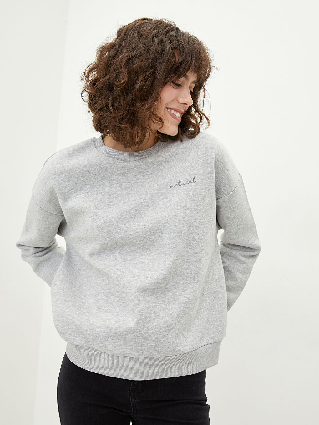 Gri Bisiklet Yaka Nakışlı Kadın Kalın Sweatshirt