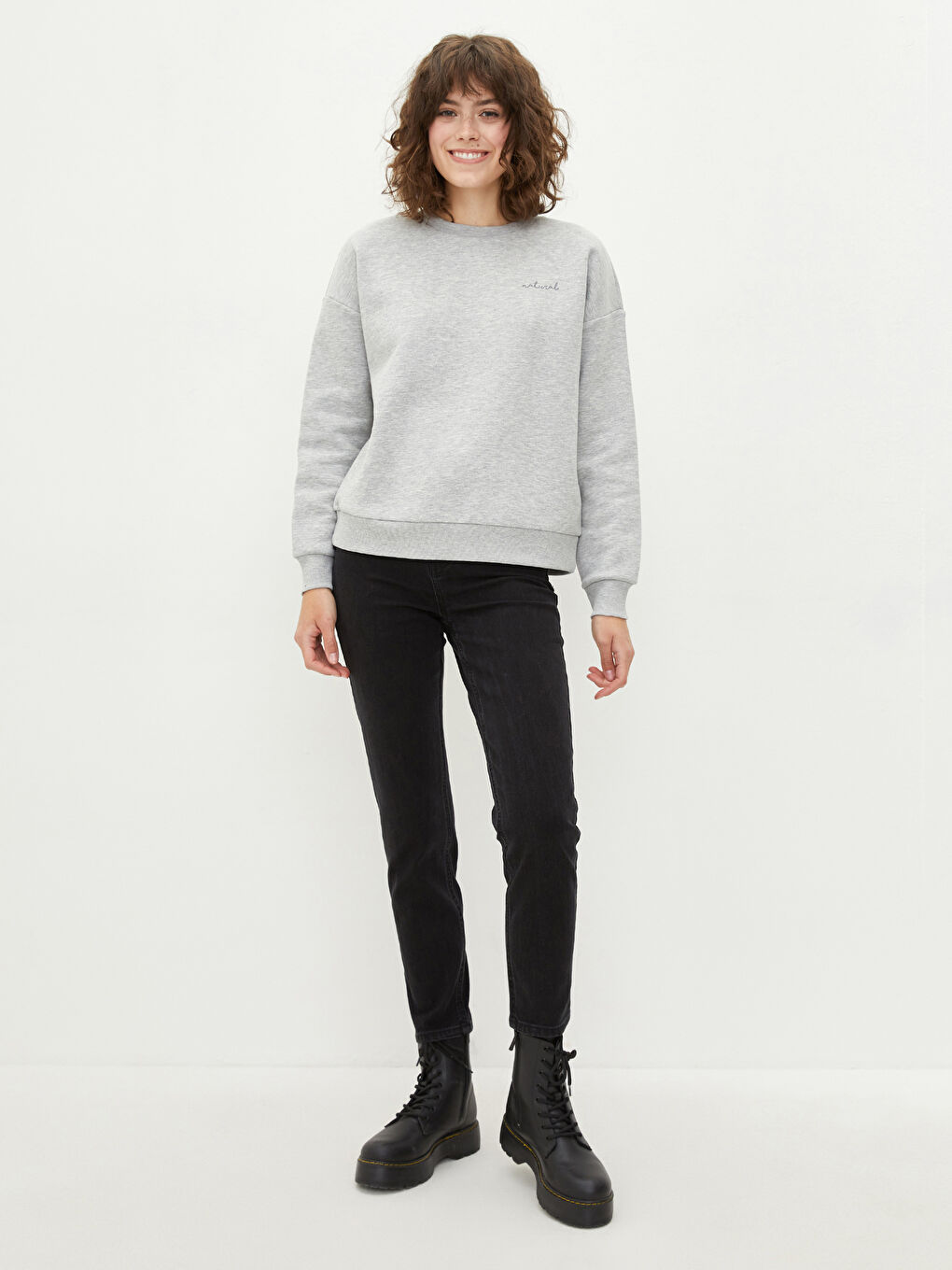 Gri Bisiklet Yaka Nakışlı Kadın Kalın Sweatshirt-2