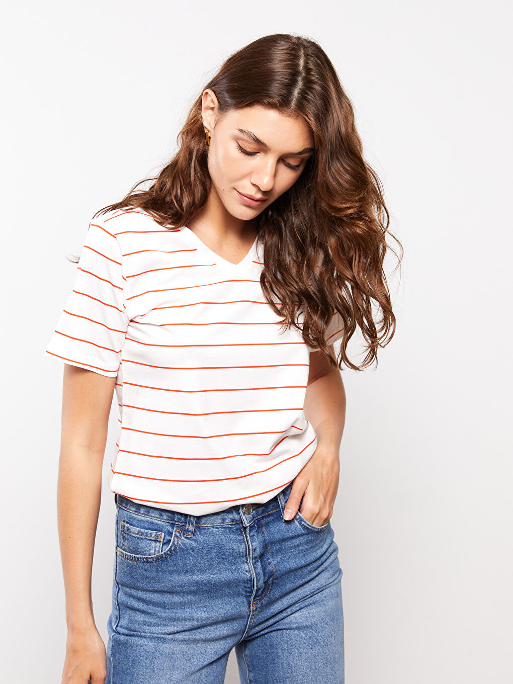 Turuncu V Yaka Çizgili Kısa Kollu Pamuklu Kadın Tişört-1
