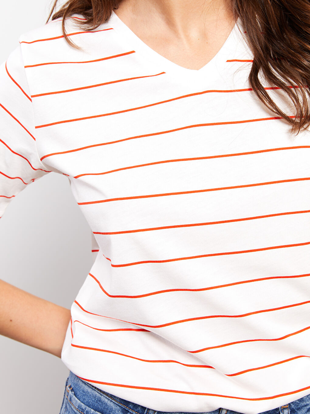 Turuncu V Yaka Çizgili Kısa Kollu Pamuklu Kadın Tişört-2