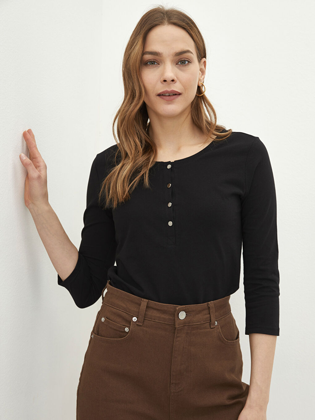 Siyah Bisiklet Yaka Düz Pamuklu Kadın Tişört-1