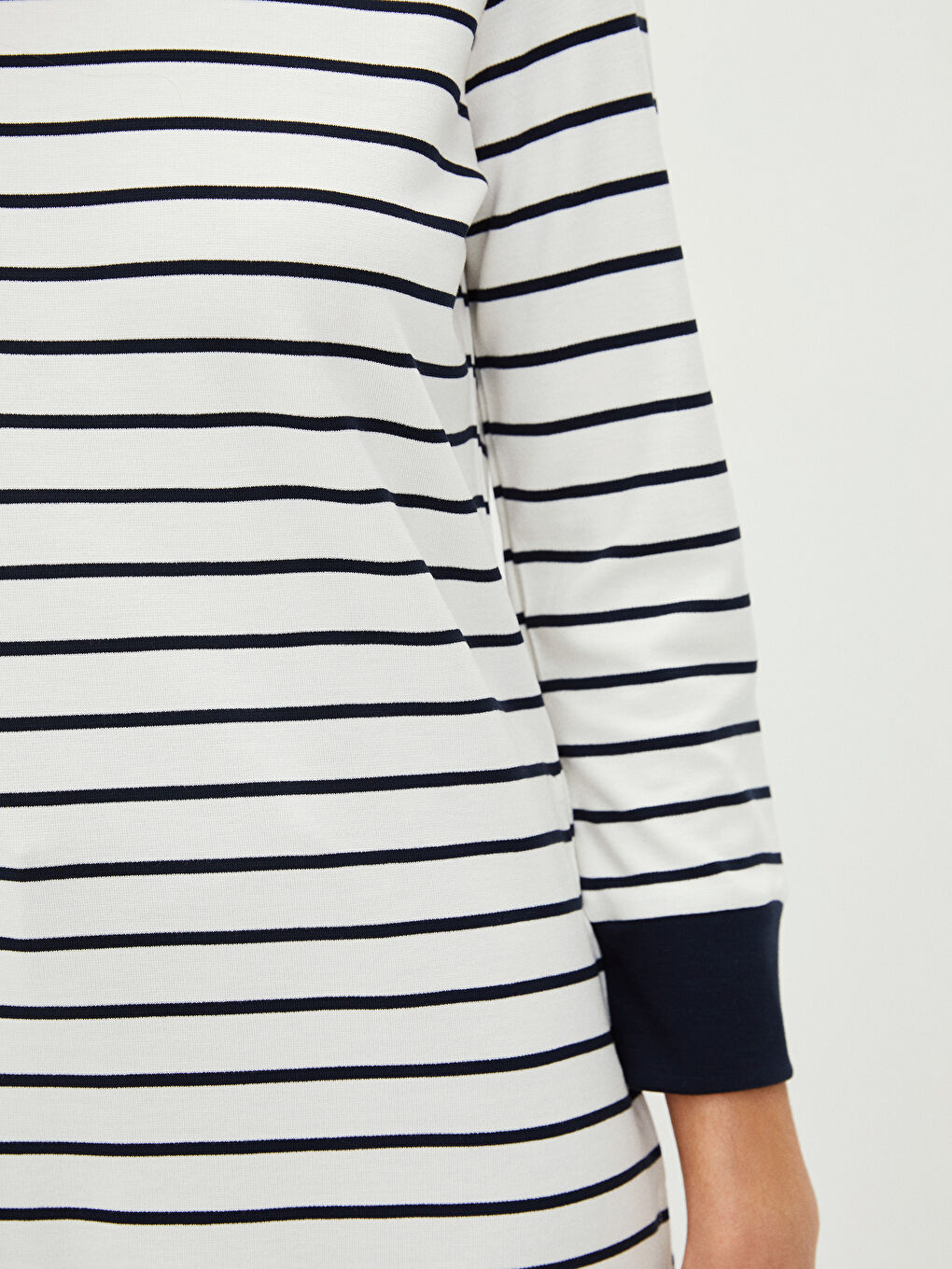 تي شيرت مخطط بياقة دائرية للسيدات-3