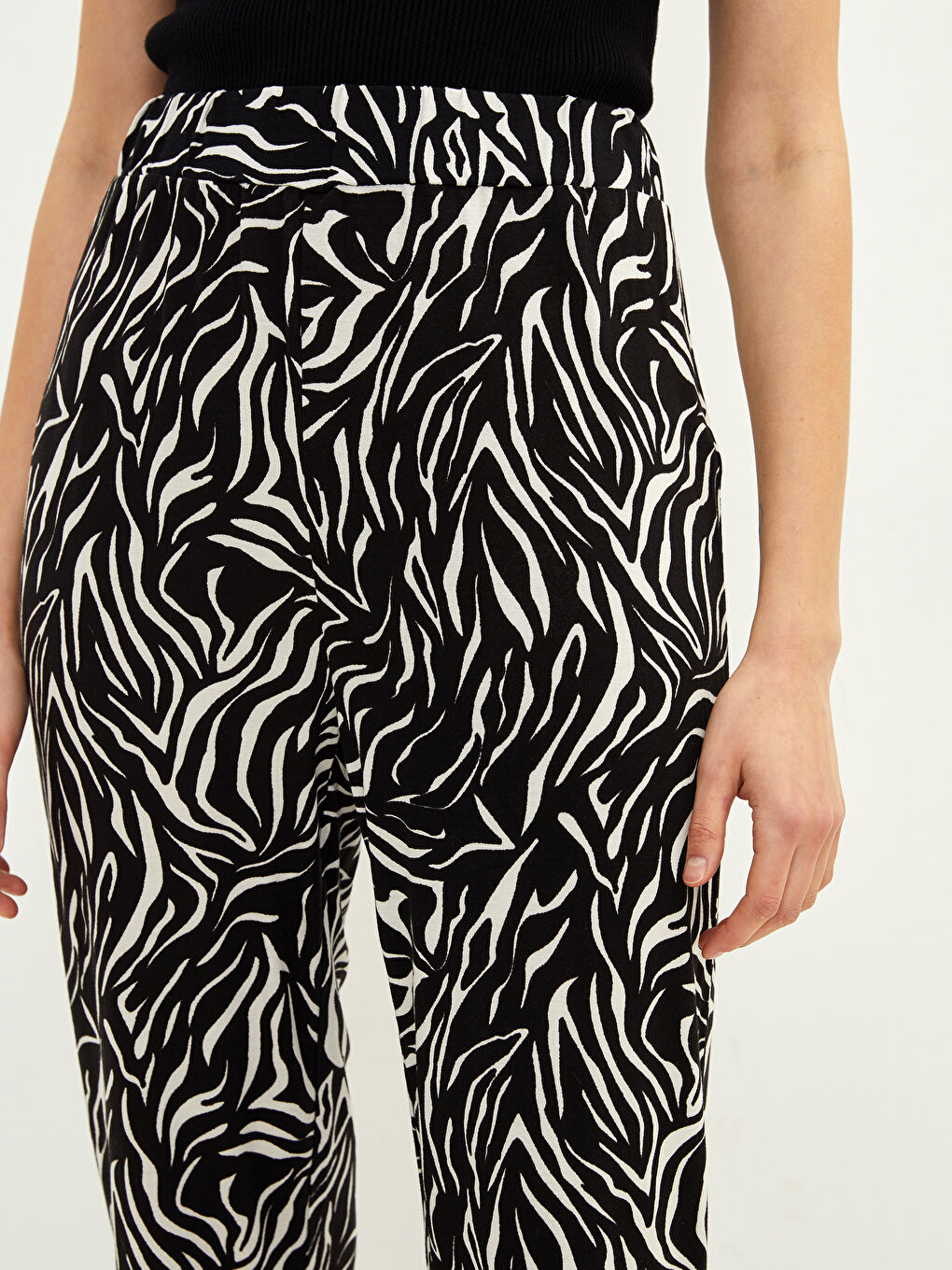 Elastic Waist Standard Fit Patterned Women's Trousers-3