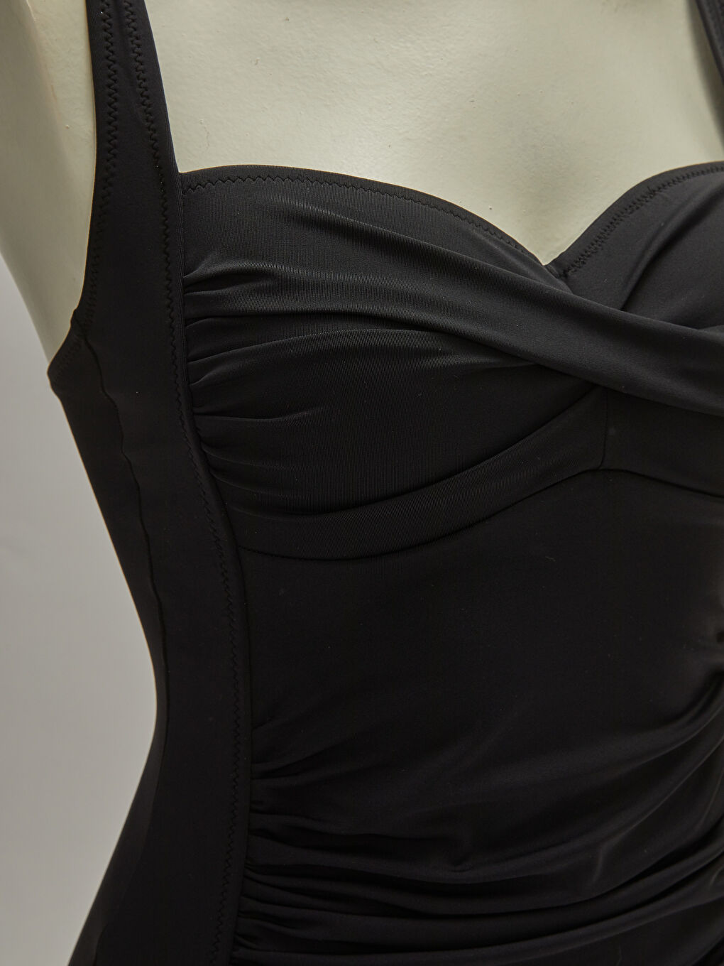 مايوه نسائي سادة بياقة على شكل قلب وبِحَمّالات-2