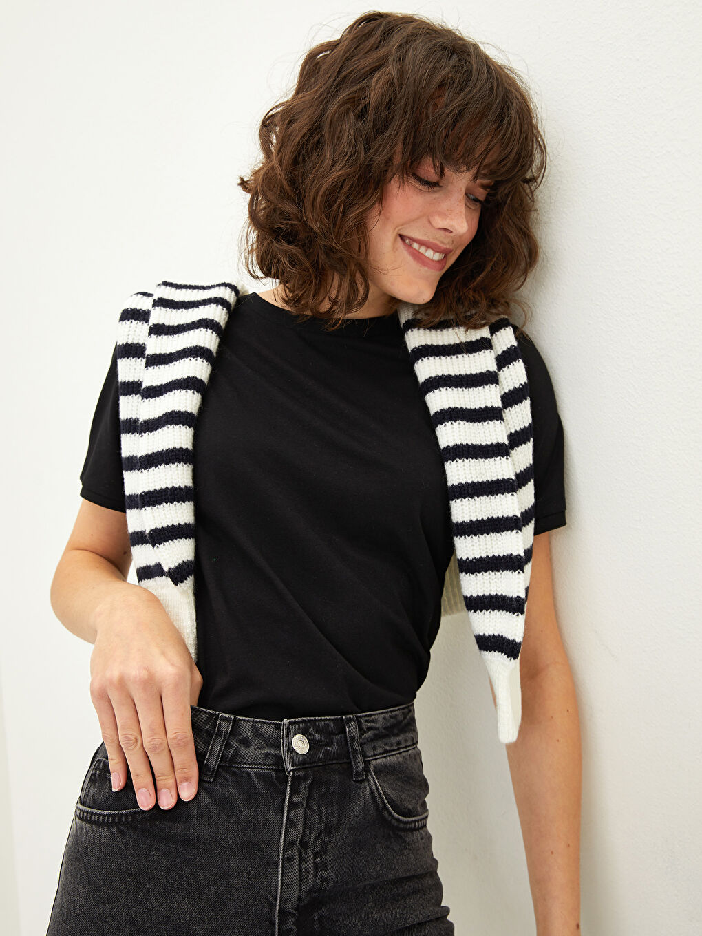 Siyah Bisiklet Yaka Düz Kısa Kollu Pamuklu Kadın Tişört-1