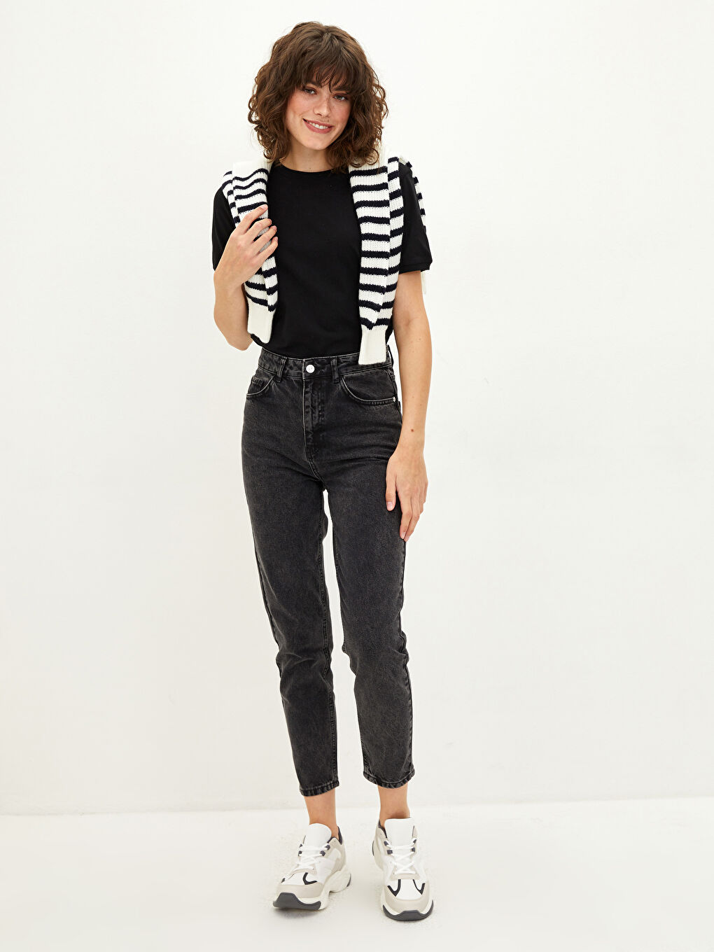 Siyah Bisiklet Yaka Düz Kısa Kollu Pamuklu Kadın Tişört-3