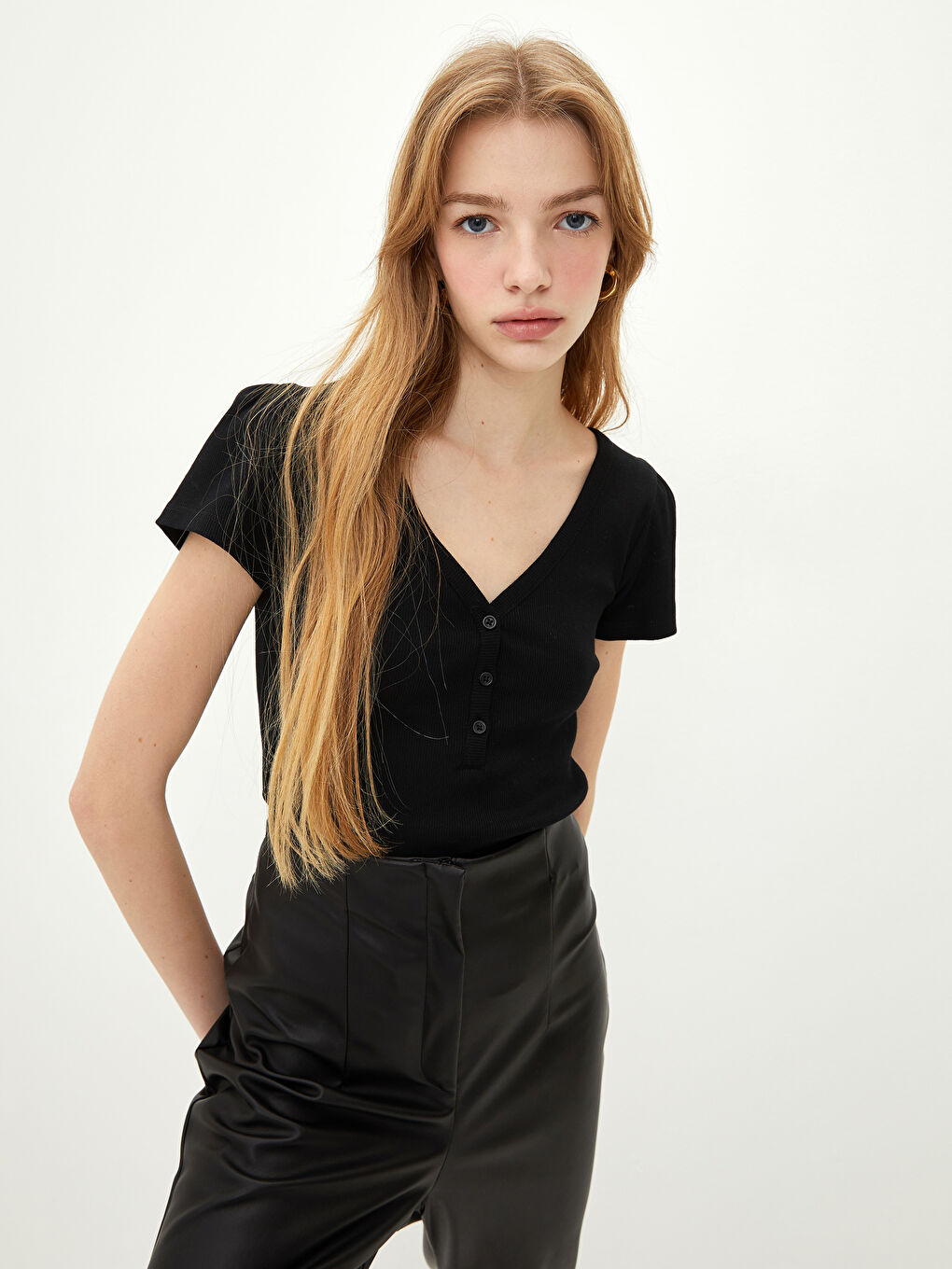 Siyah V Yaka Düz Kısa Kollu Pamuklu Kadın Tişört