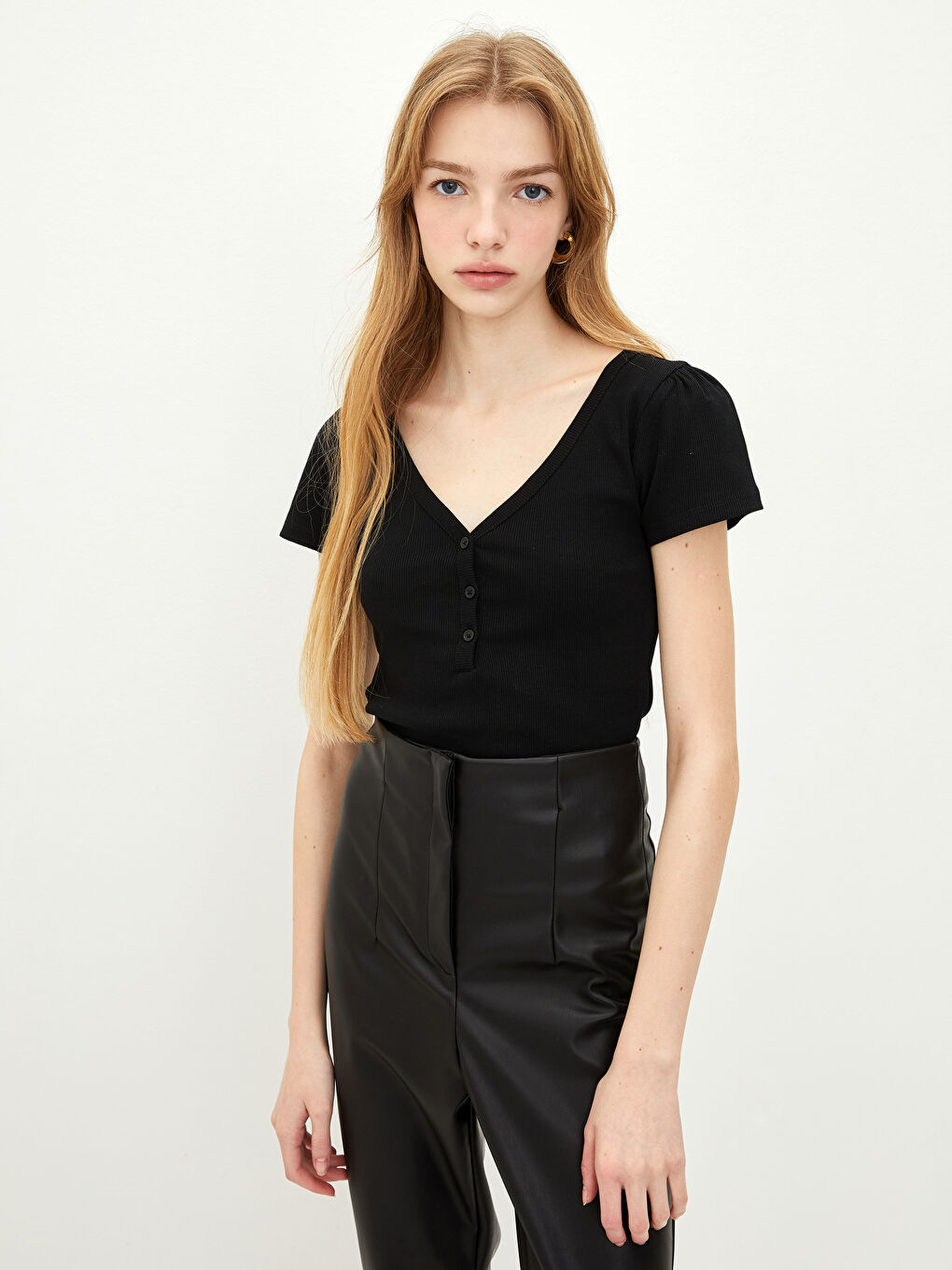 Siyah V Yaka Düz Kısa Kollu Pamuklu Kadın Tişört-1