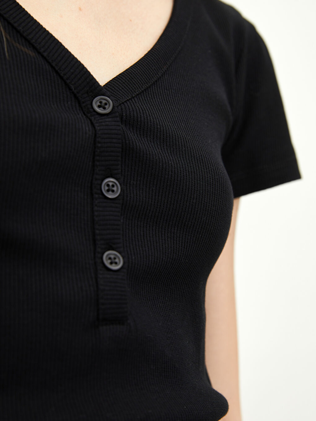 Siyah V Yaka Düz Kısa Kollu Pamuklu Kadın Tişört-2