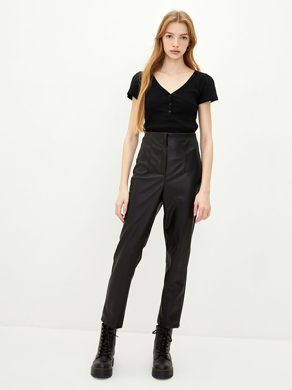 Siyah V Yaka Düz Kısa Kollu Pamuklu Kadın Tişört-3