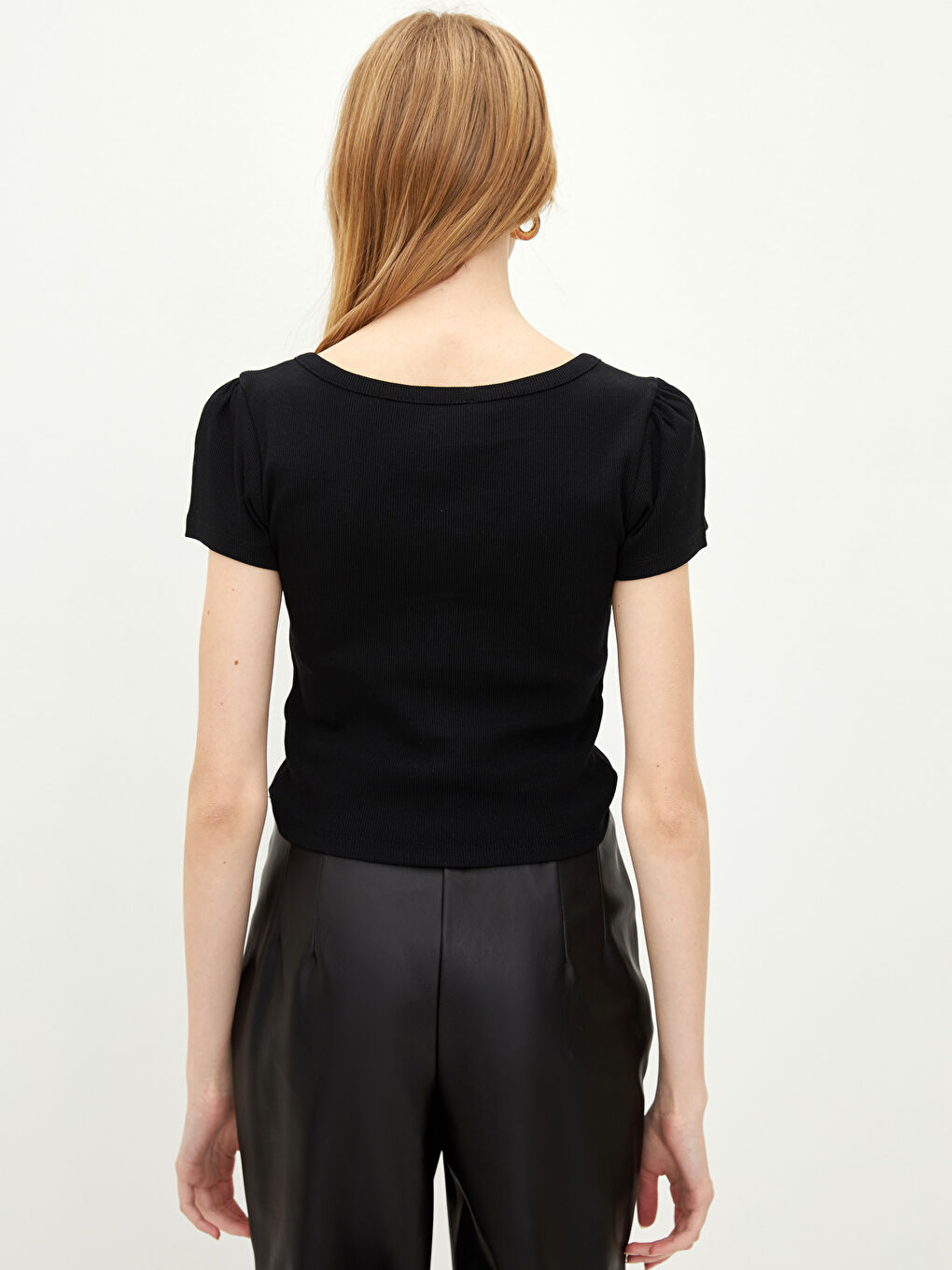 Siyah V Yaka Düz Kısa Kollu Pamuklu Kadın Tişört-4