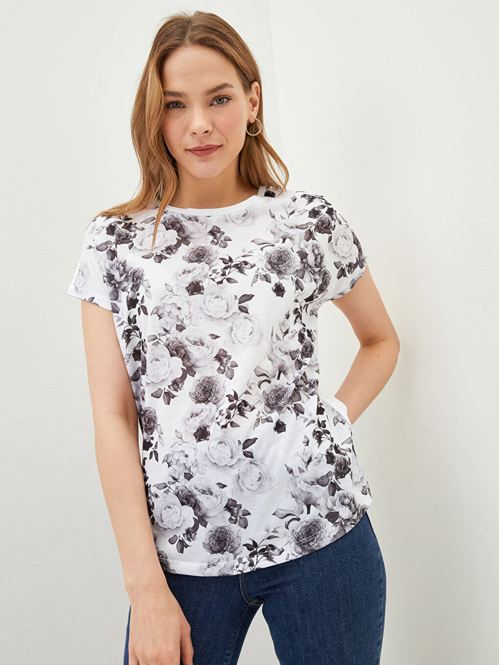 Beyaz Bisiklet Yaka Çiçekli Kısa Kollu Kadın Tişört