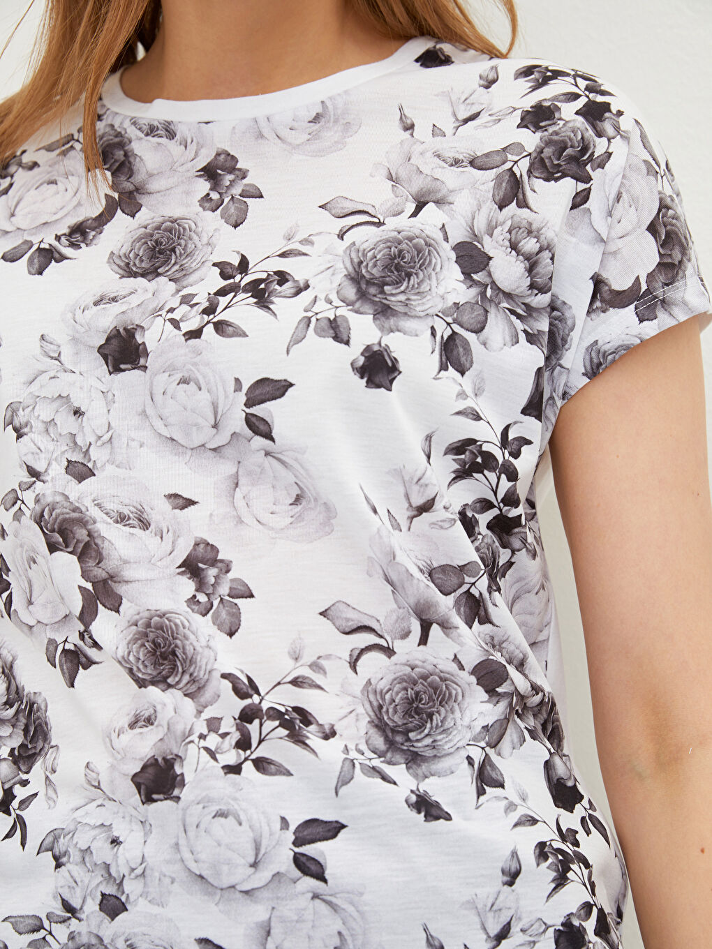 Beyaz Bisiklet Yaka Çiçekli Kısa Kollu Kadın Tişört-2
