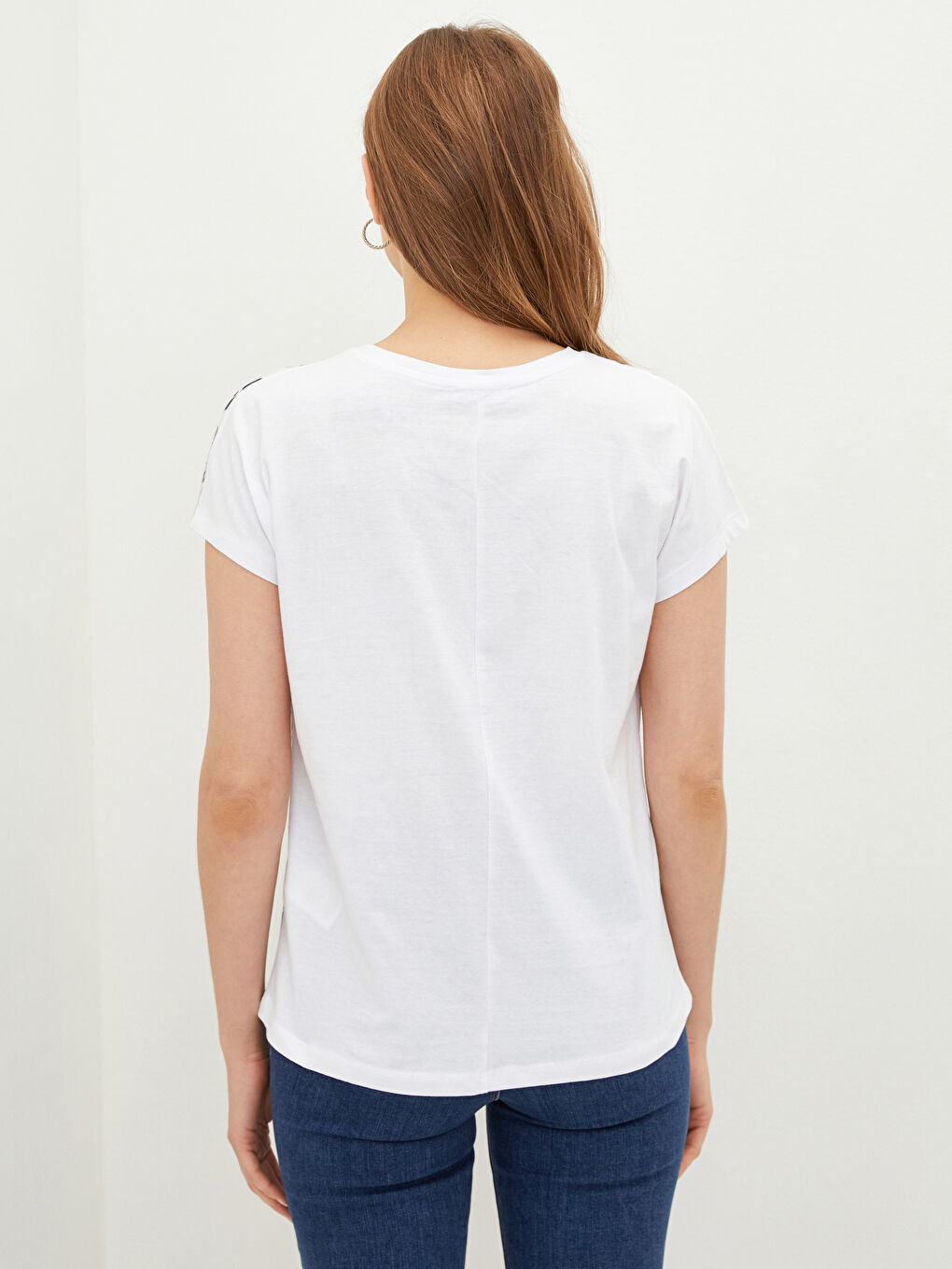 Beyaz Bisiklet Yaka Çiçekli Kısa Kollu Kadın Tişört-3