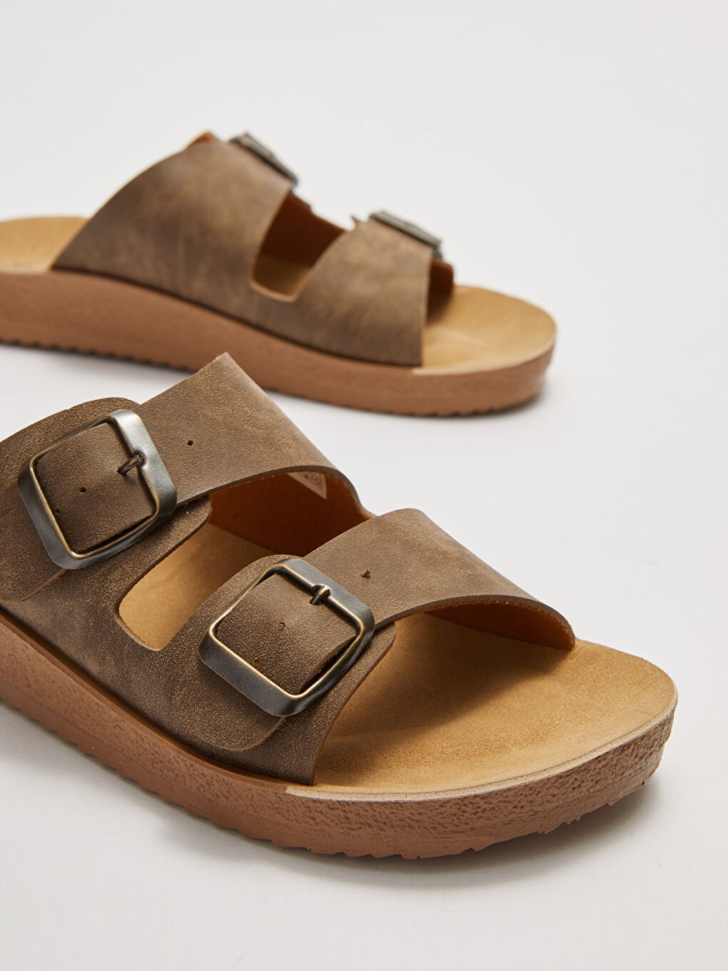 Kahverengi Çift Bantlı Toka Detaylı Kadın Terlik-2