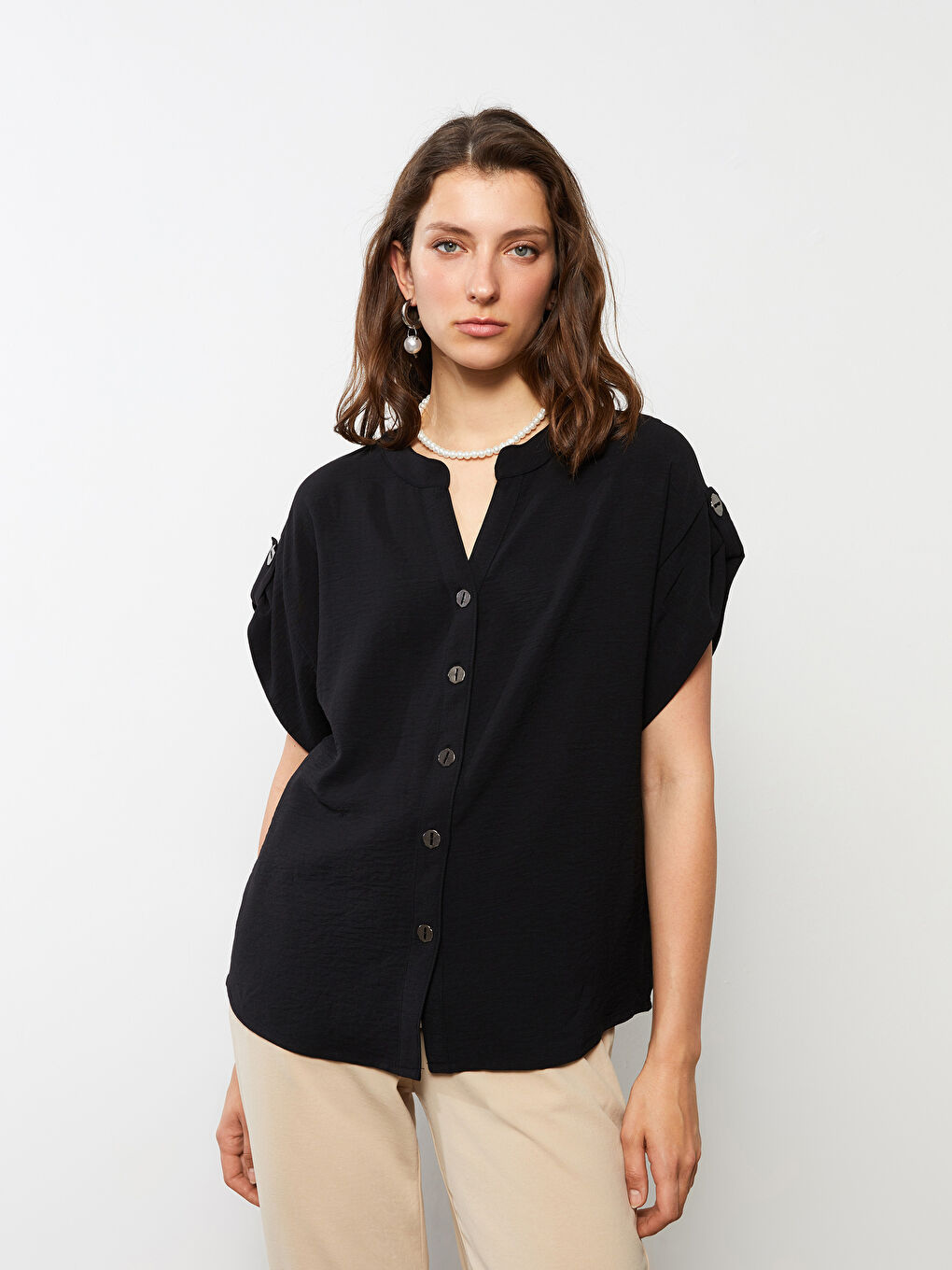 Siyah Kaçık Yaka Düz Kısa Kollu Kadın Gömlek
