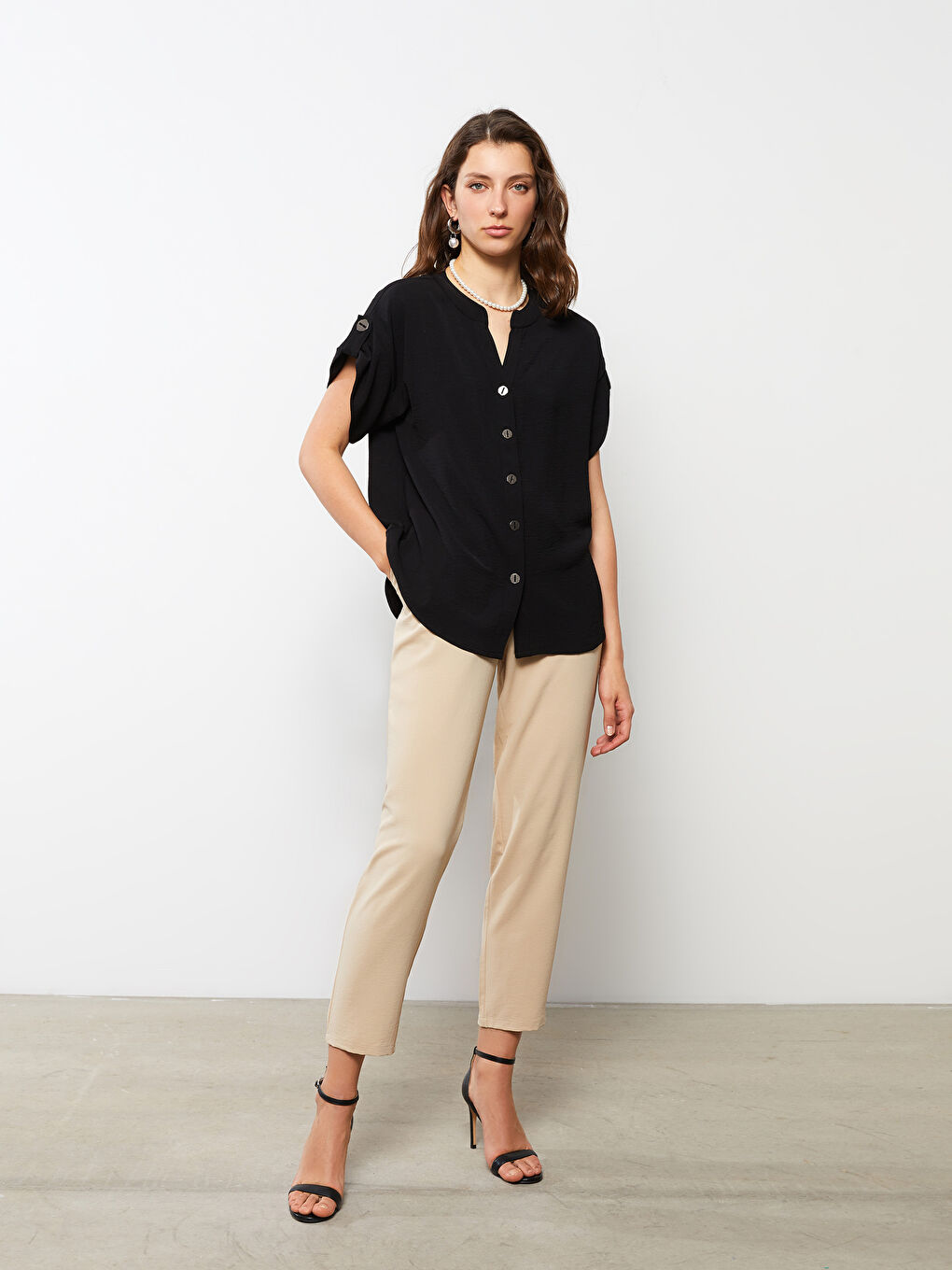 Siyah Kaçık Yaka Düz Kısa Kollu Kadın Gömlek-1