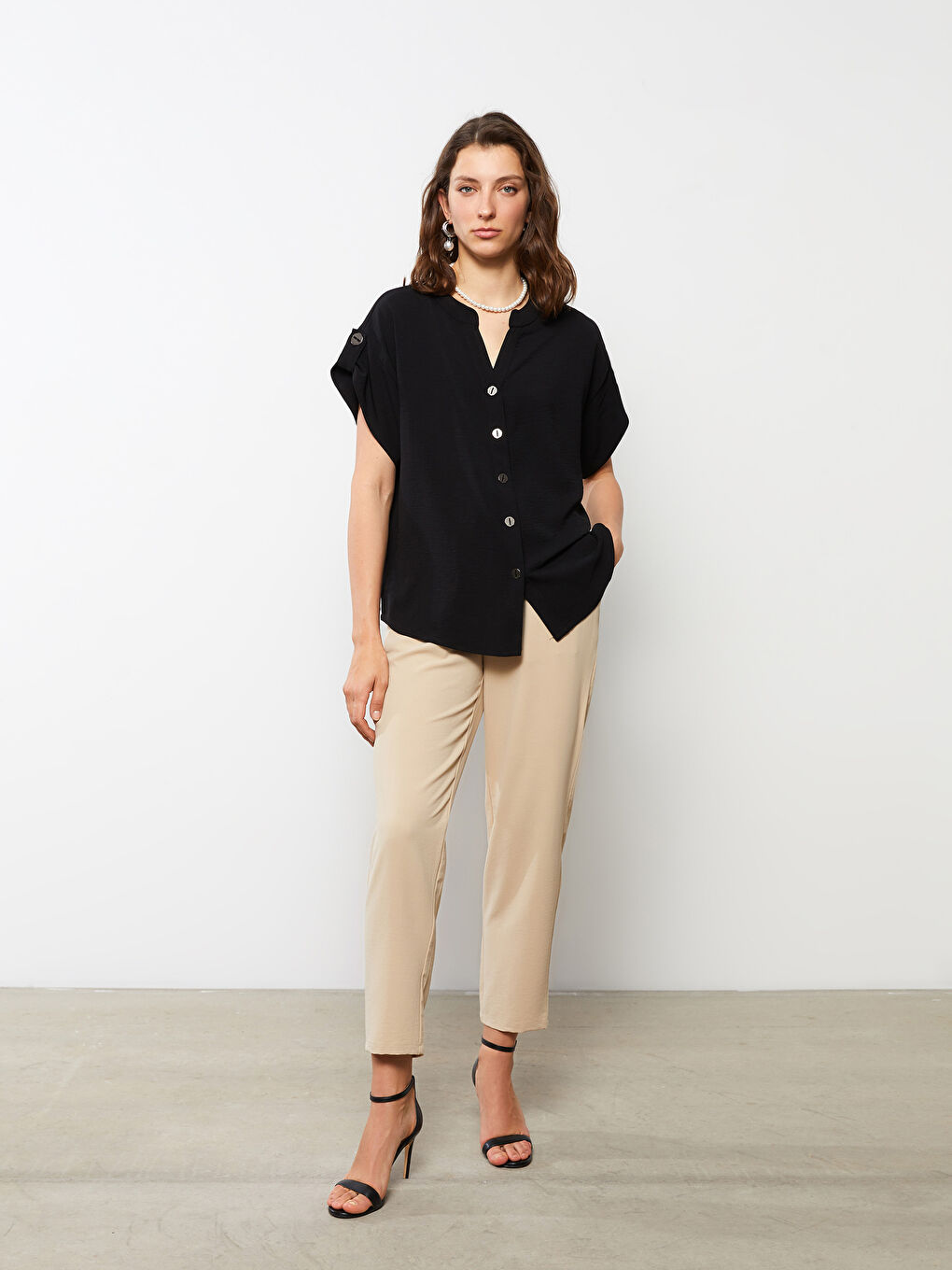 Siyah Kaçık Yaka Düz Kısa Kollu Kadın Gömlek-2