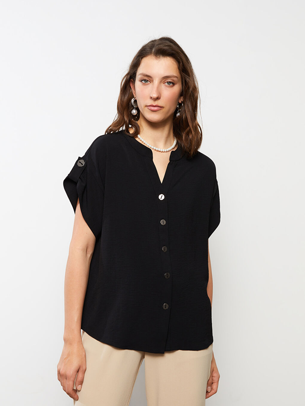 Siyah Kaçık Yaka Düz Kısa Kollu Kadın Gömlek-3