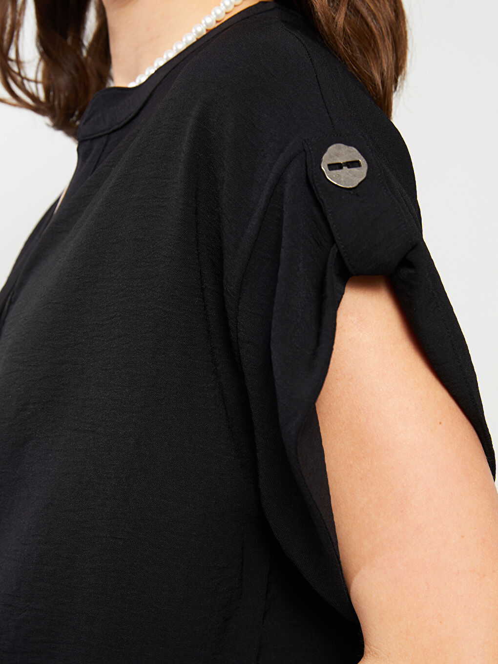 Siyah Kaçık Yaka Düz Kısa Kollu Kadın Gömlek-4