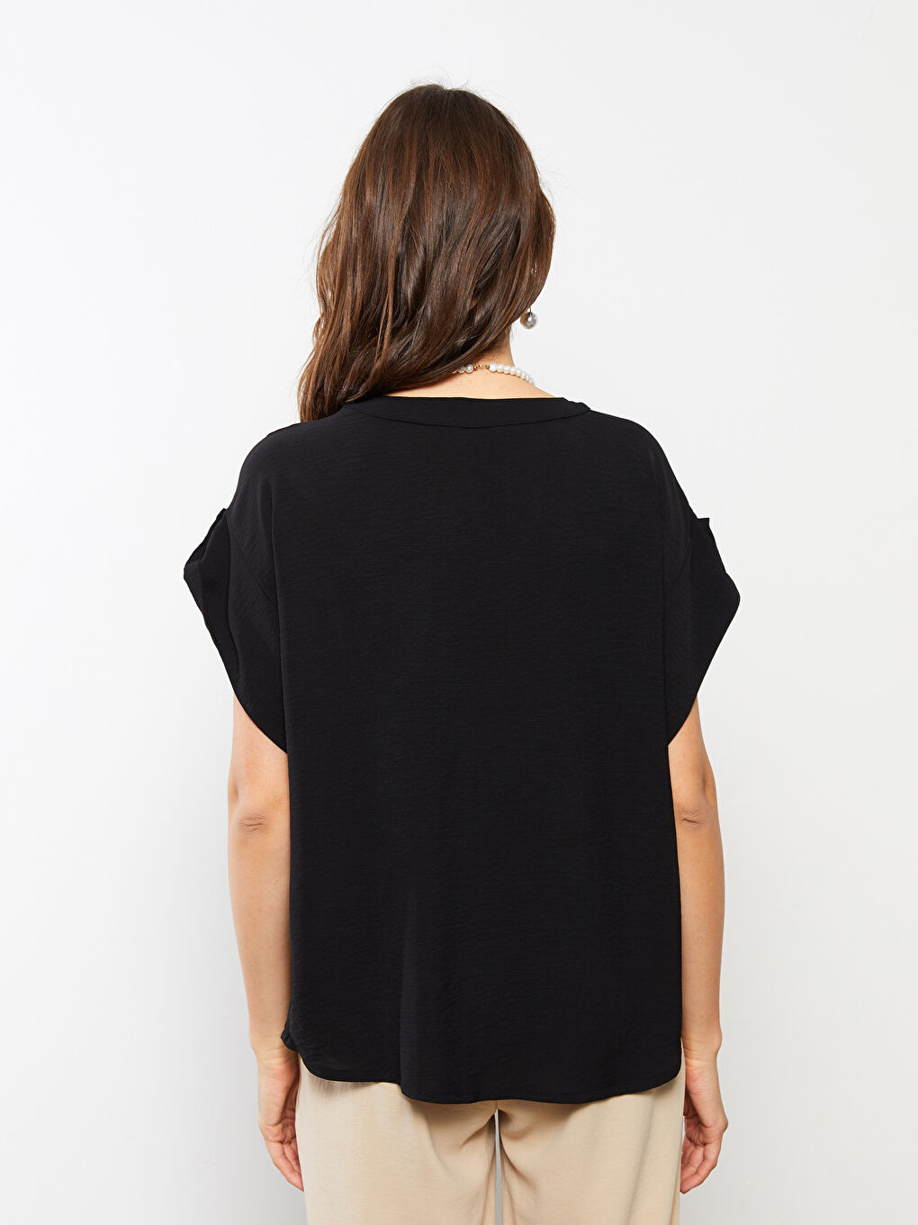 Siyah Kaçık Yaka Düz Kısa Kollu Kadın Gömlek-5