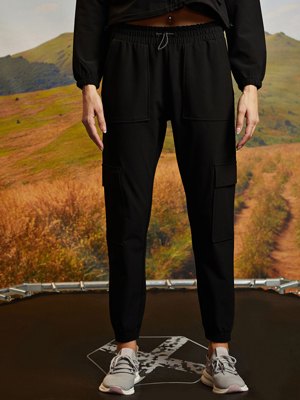 Siyah Beli Lastikli Düz Cep Detaylı Kadın Outdoor Jogger Pantolon-2