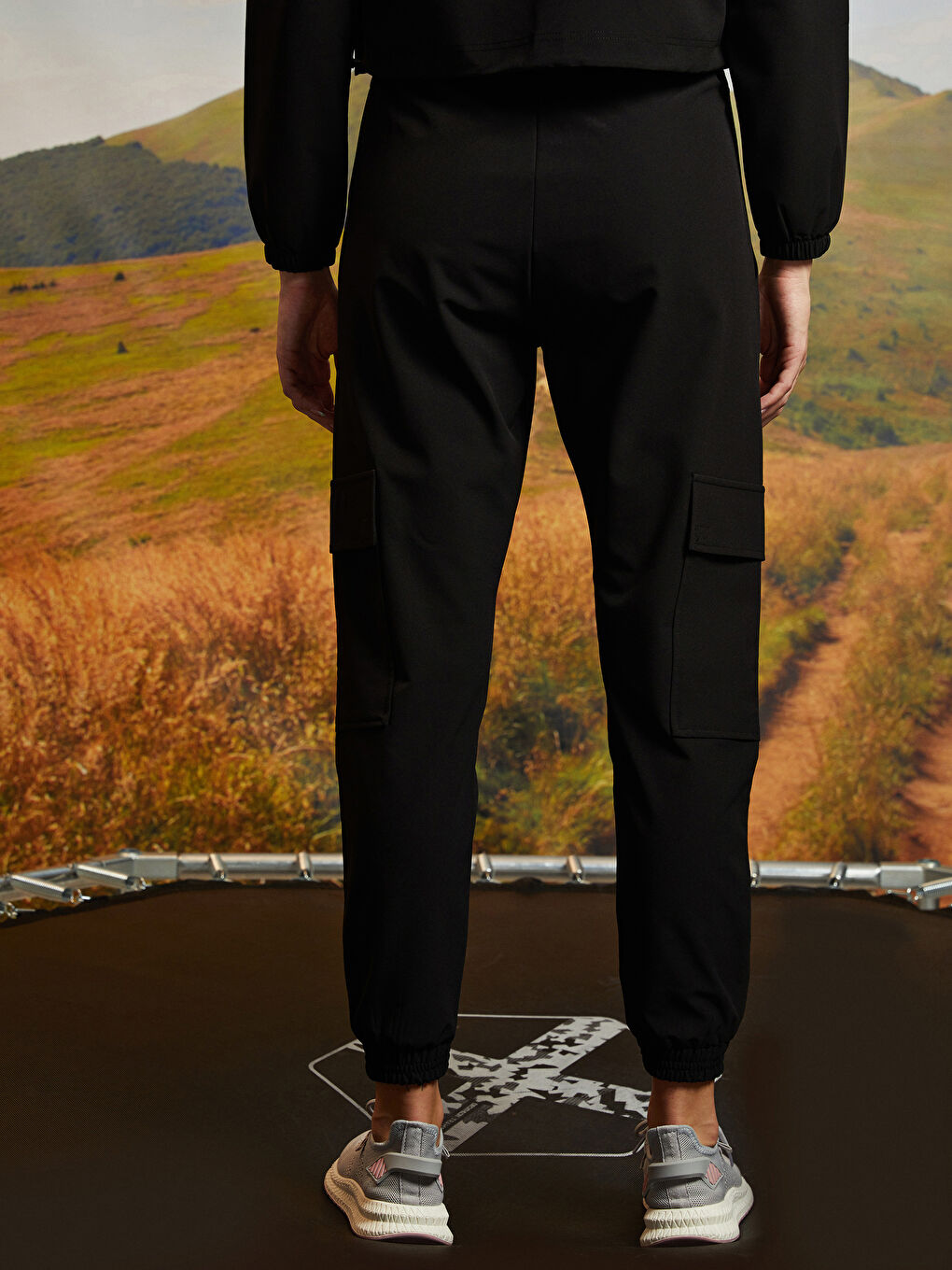 Siyah Beli Lastikli Düz Cep Detaylı Kadın Outdoor Jogger Pantolon-4