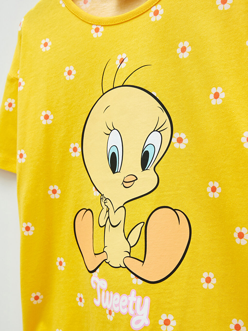 تيشيرت بناتي بطبعة تويتي بياقة دائرية وكم قصير-2