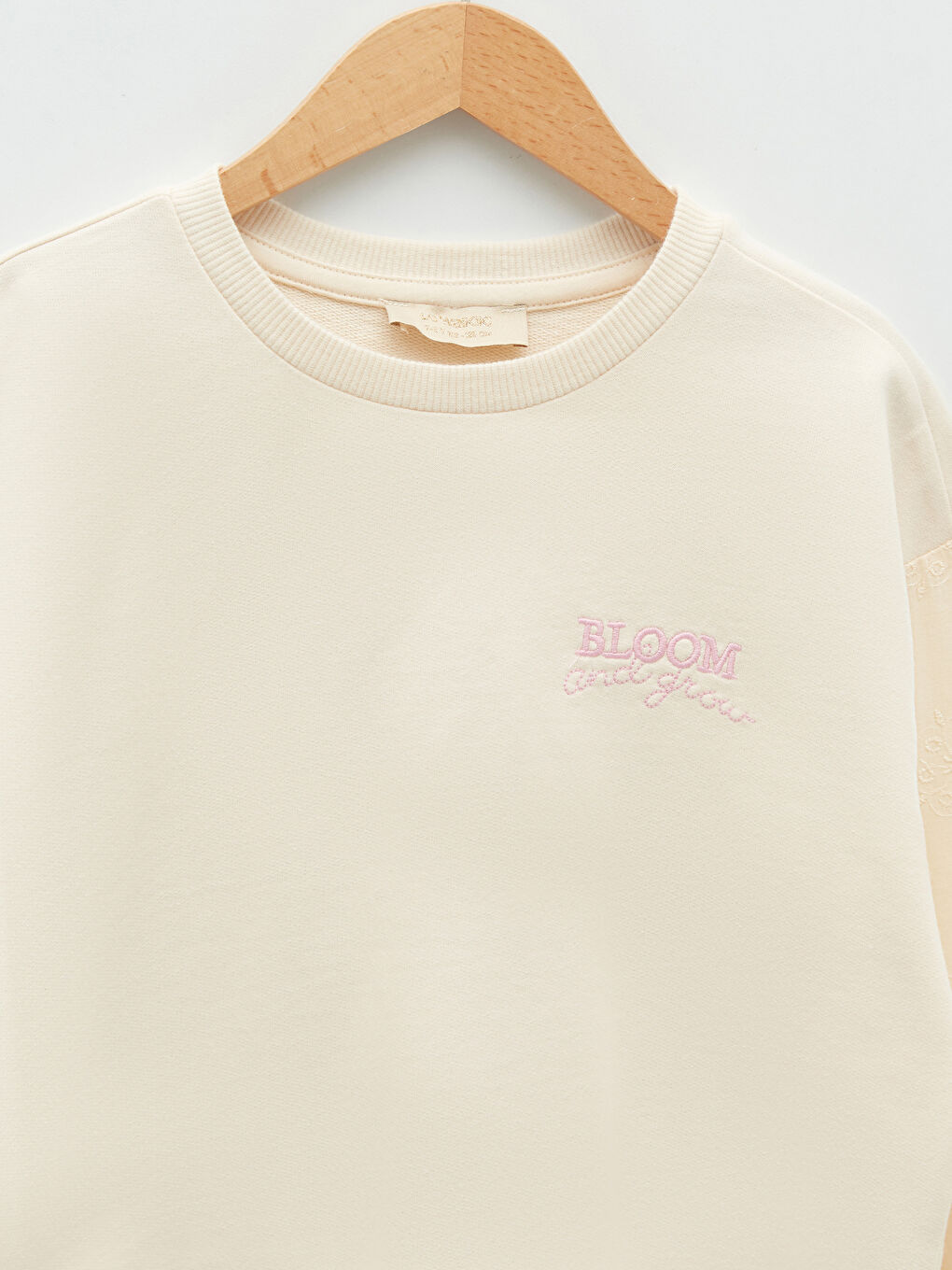 سويت شيرت بناتي ياقة دائرية بتفاصيل تطريز كم طويل-2