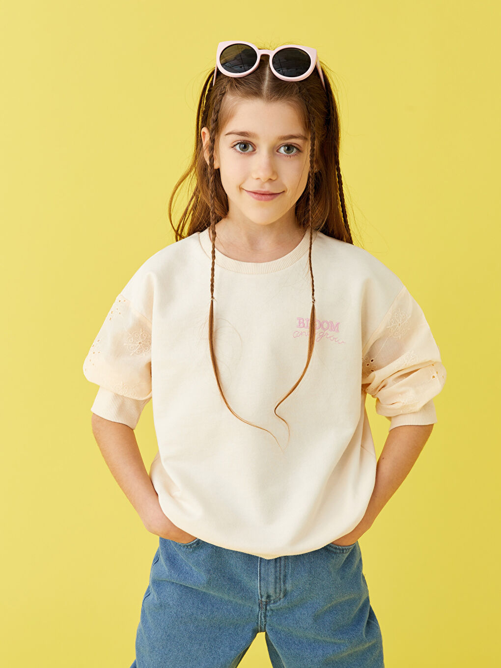 سويت شيرت بناتي ياقة دائرية بتفاصيل تطريز كم طويل