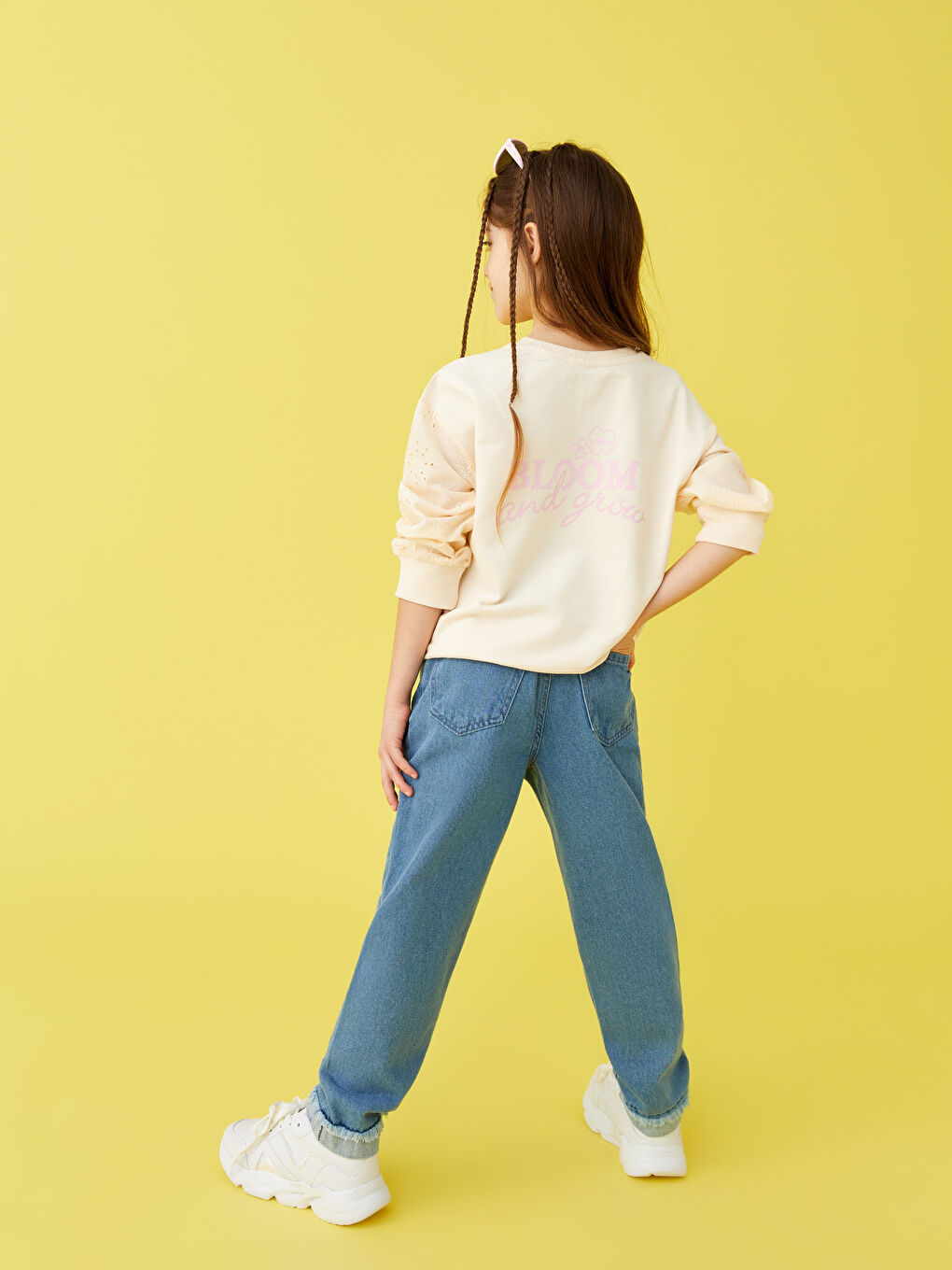 سويت شيرت بناتي ياقة دائرية بتفاصيل تطريز كم طويل-1