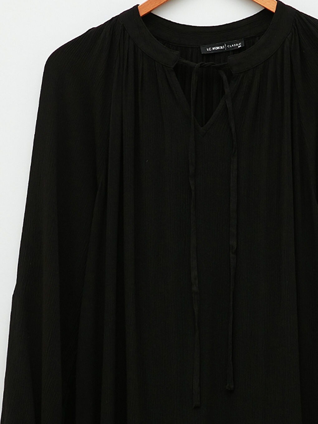 فستان نسائي مجعد بقصة ضيقة من أعلى وواسعة من أسفل وكم طويل بقصة مستقيمة وقُبة بربطة عنق-7