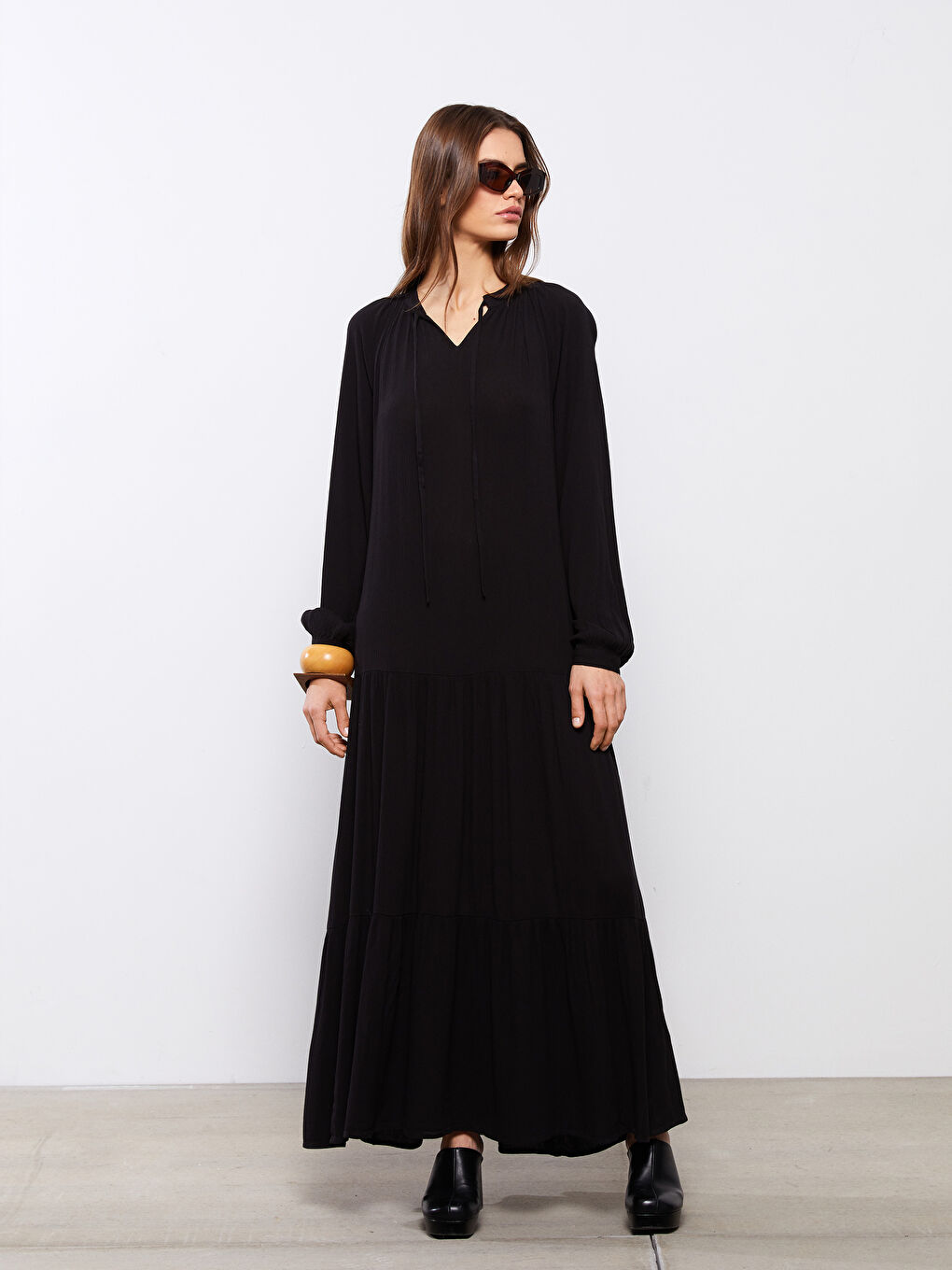 فستان نسائي مجعد بقصة ضيقة من أعلى وواسعة من أسفل وكم طويل بقصة مستقيمة وقُبة بربطة عنق-1