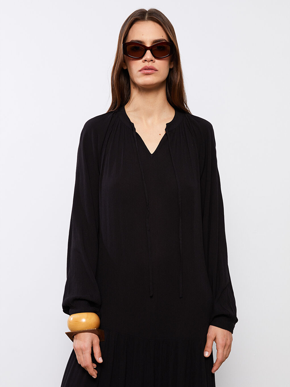 فستان نسائي مجعد بقصة ضيقة من أعلى وواسعة من أسفل وكم طويل بقصة مستقيمة وقُبة بربطة عنق-2