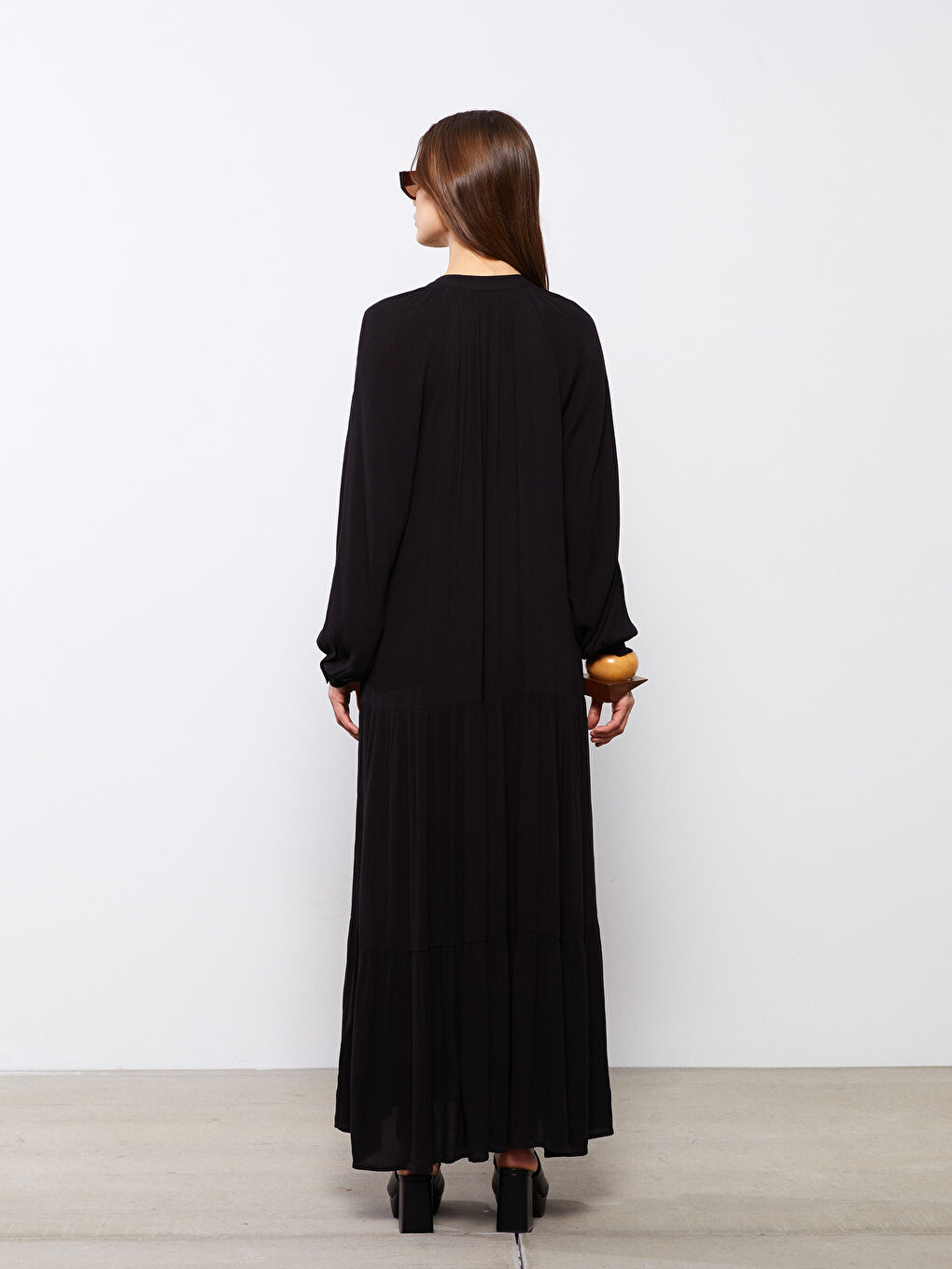 فستان نسائي مجعد بقصة ضيقة من أعلى وواسعة من أسفل وكم طويل بقصة مستقيمة وقُبة بربطة عنق-4