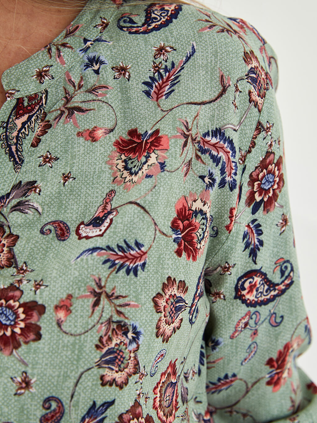 Yeşil Kaçık Yaka Desenli Uzun Kollu Viskon Kadın Bluz-3