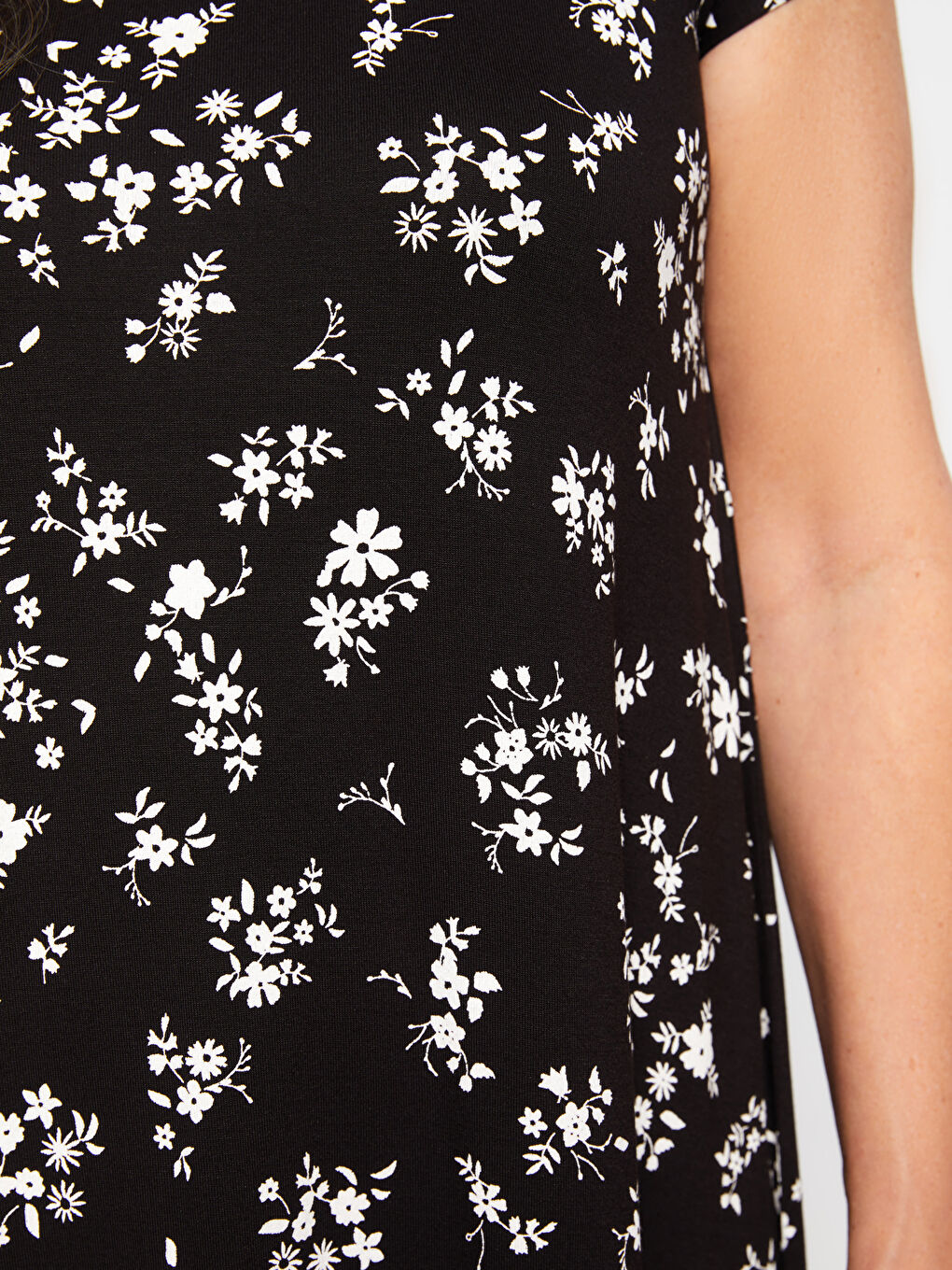 Beyaz Bisiklet Yaka Çiçekli Kısa Kollu A Kesim Kadın Elbise-2