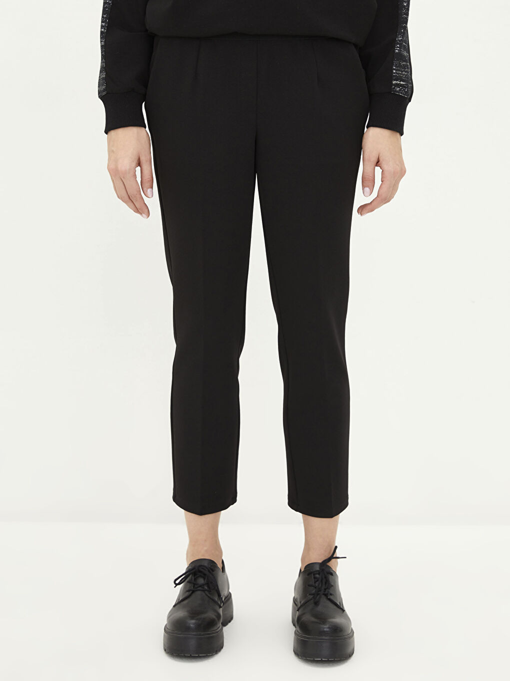 Siyah Beli Lastikli Düz Cep Detaylı Kadın Pantolon-1