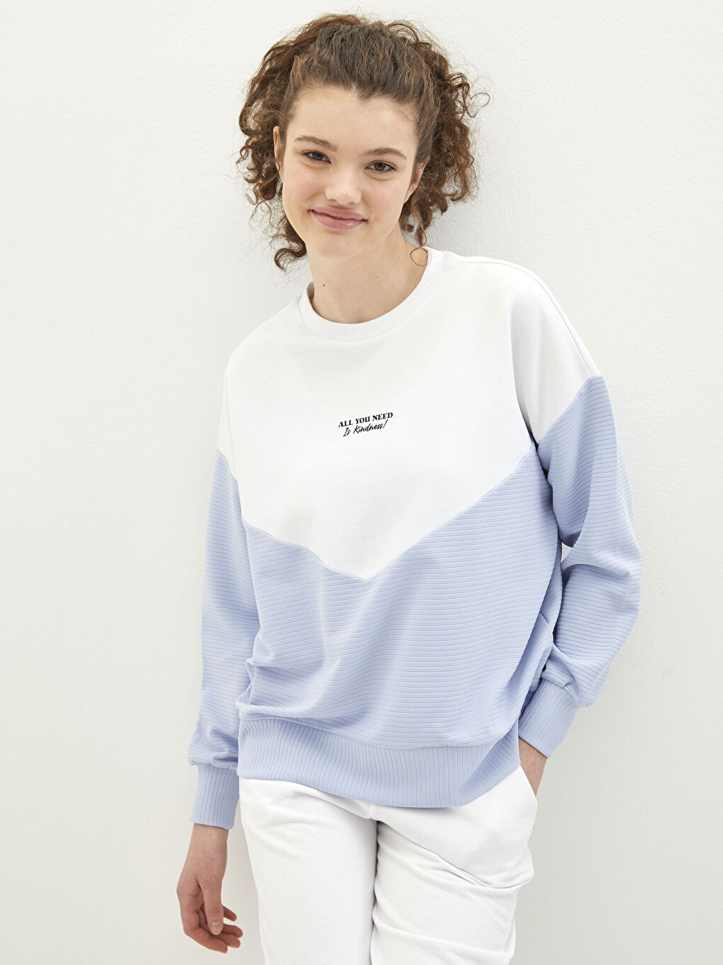 Beyaz Bisiklet Yaka Renk Bloklu Uzun Kollu Kadın Sweatshirt