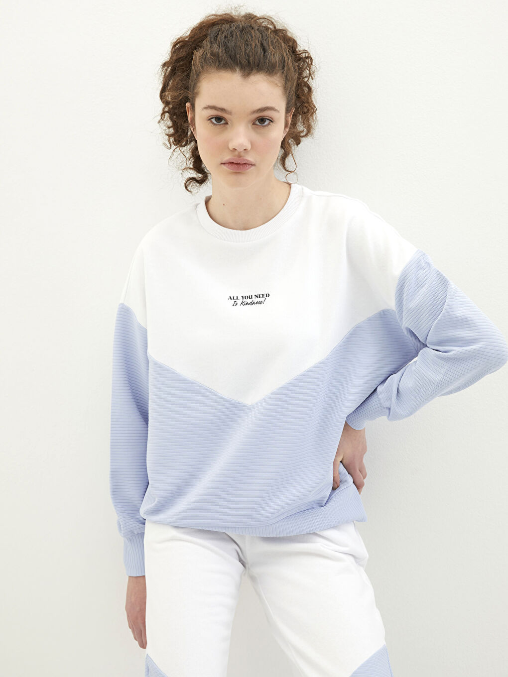 Beyaz Bisiklet Yaka Renk Bloklu Uzun Kollu Kadın Sweatshirt-1