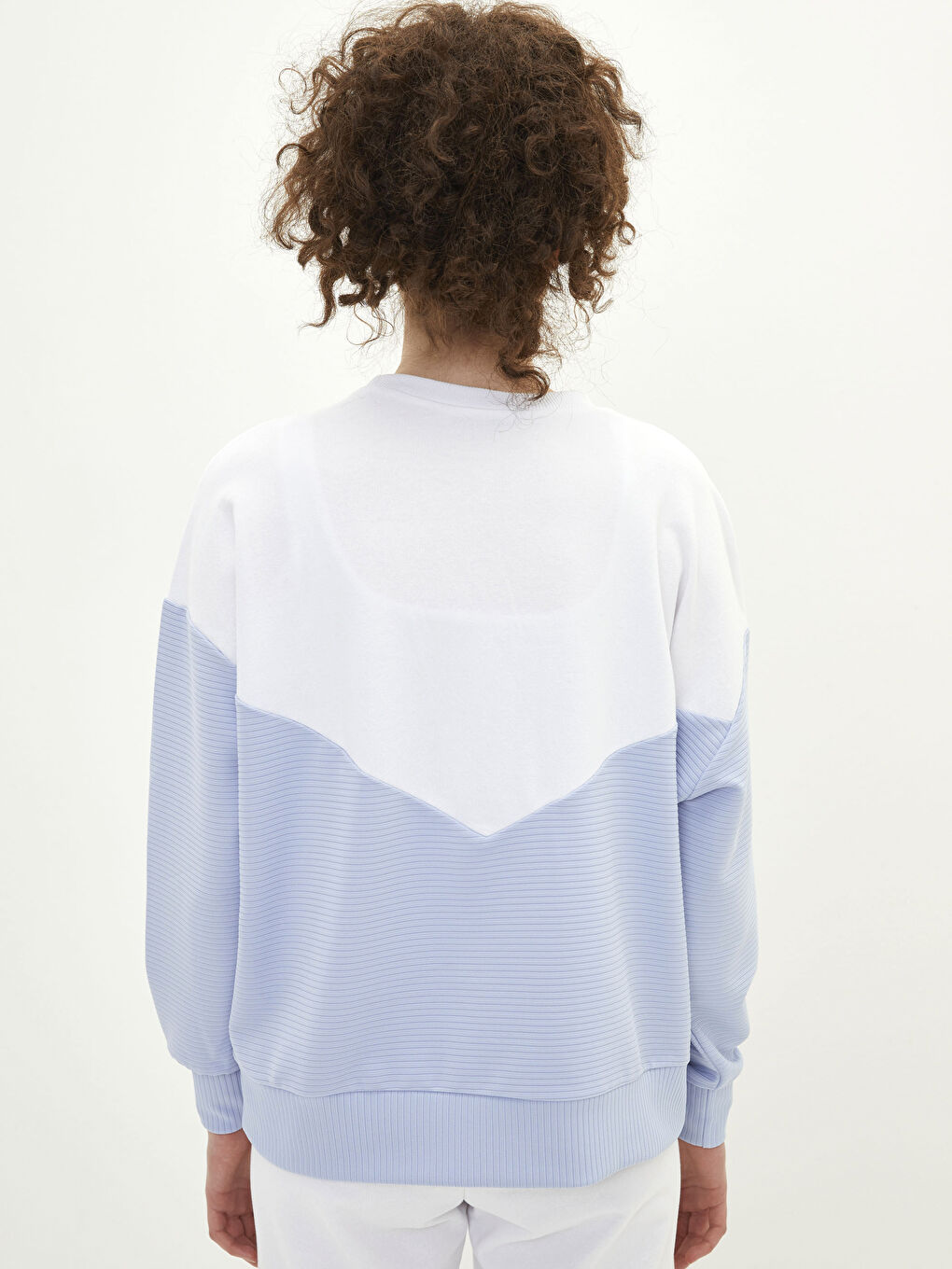 Beyaz Bisiklet Yaka Renk Bloklu Uzun Kollu Kadın Sweatshirt-4