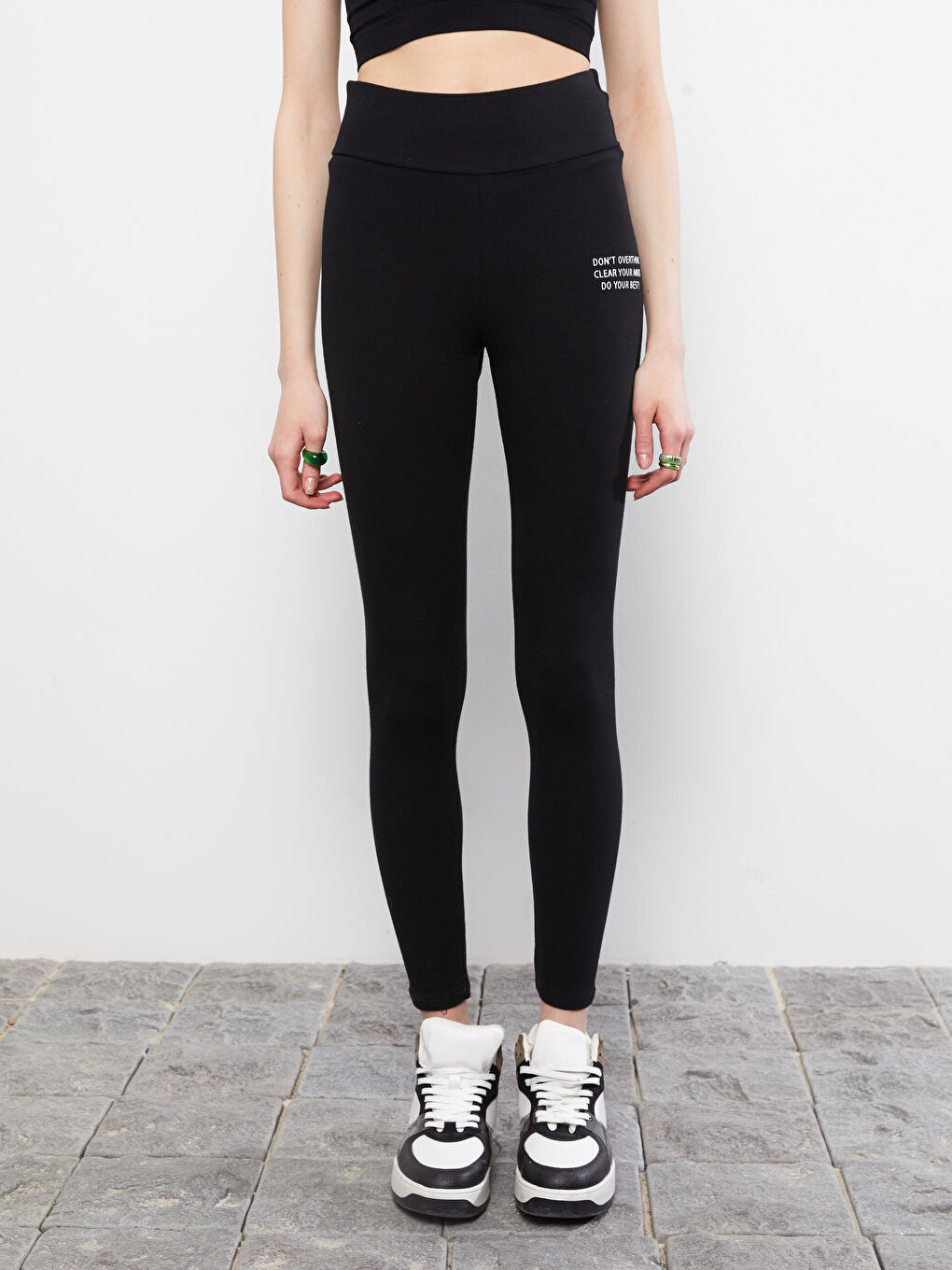 Siyah Beli Lastikli Yazı Baskılı Kadın Tayt-2